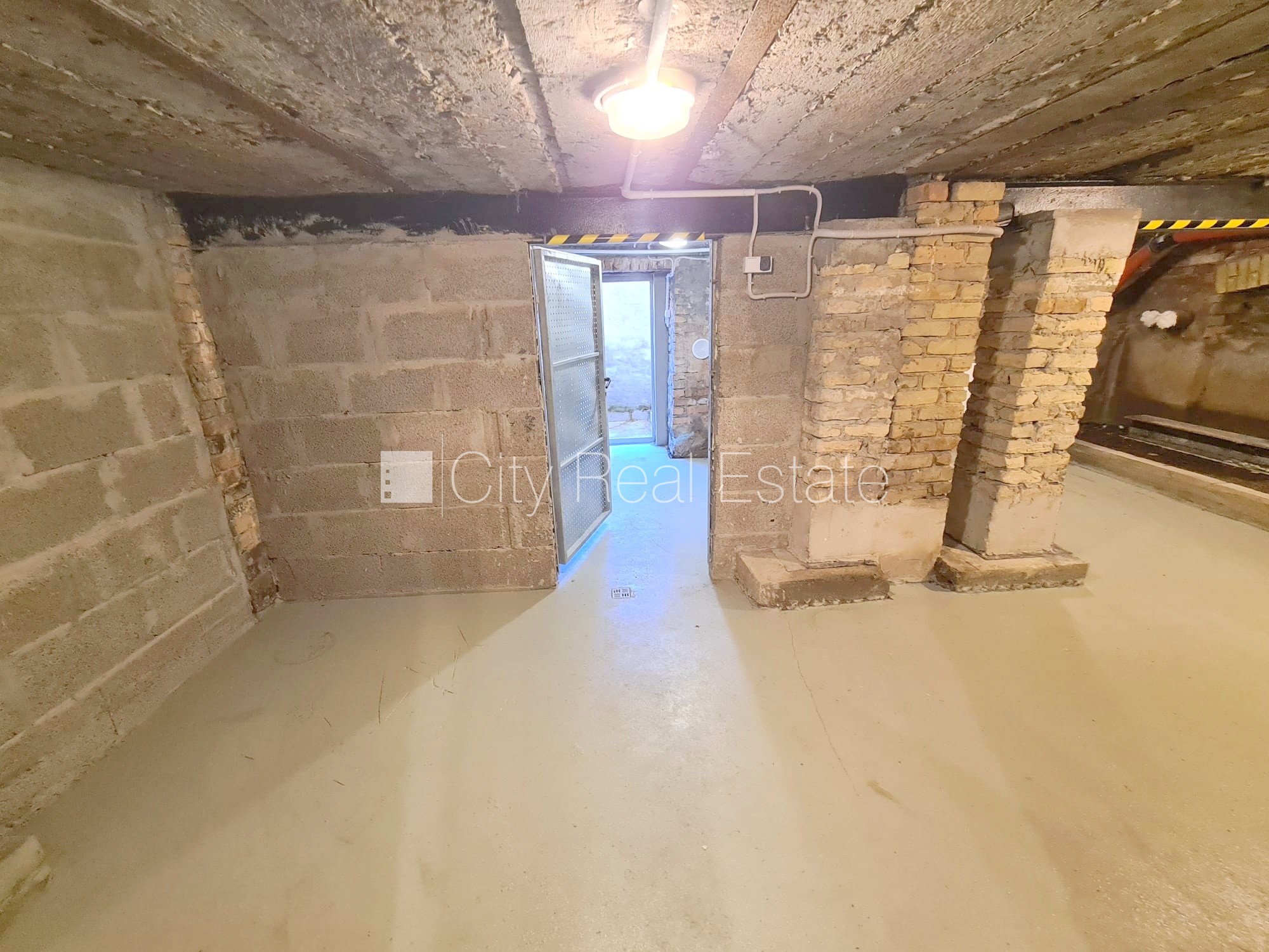 Объявление. Здание во дворе, реновированный дом, закрытый двор, возможность аренды парковки, охраняемая Цена: 300 EUR/мес. Foto #20