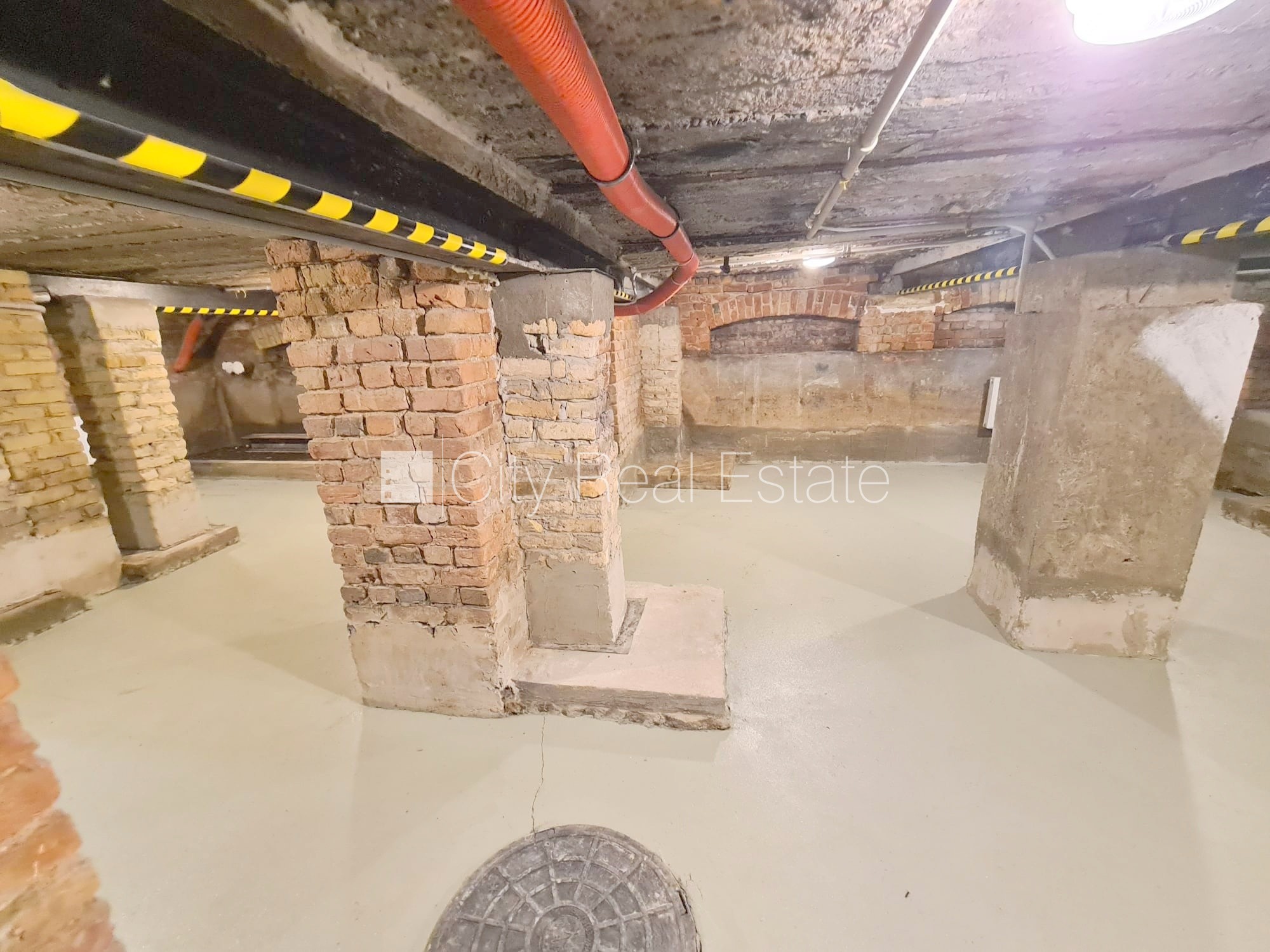 Объявление. Здание во дворе, реновированный дом, закрытый двор, возможность аренды парковки, охраняемая Цена: 300 EUR/мес. Foto #16