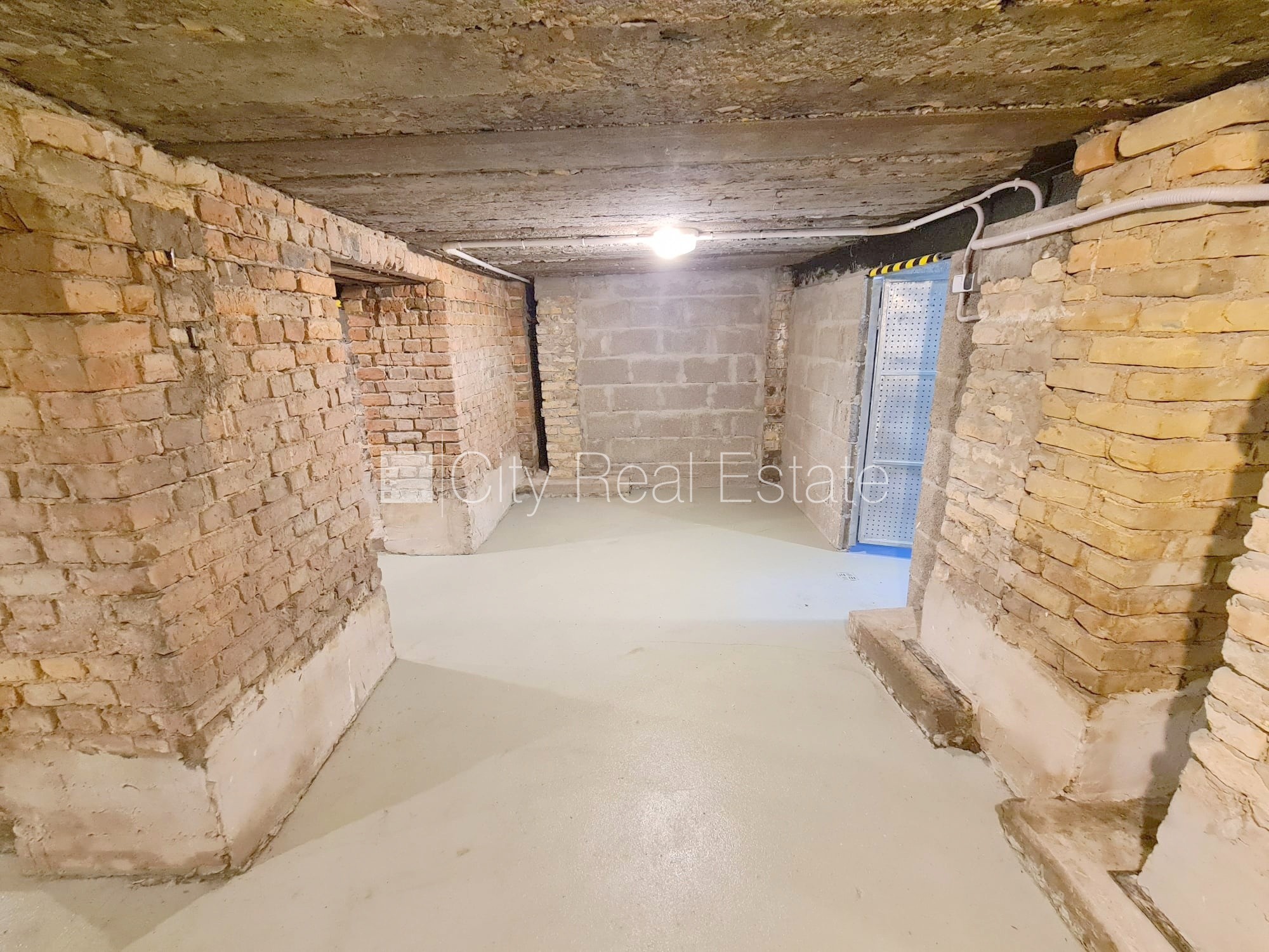 Объявление. Здание во дворе, реновированный дом, закрытый двор, возможность аренды парковки, охраняемая Цена: 300 EUR/мес. Foto #15