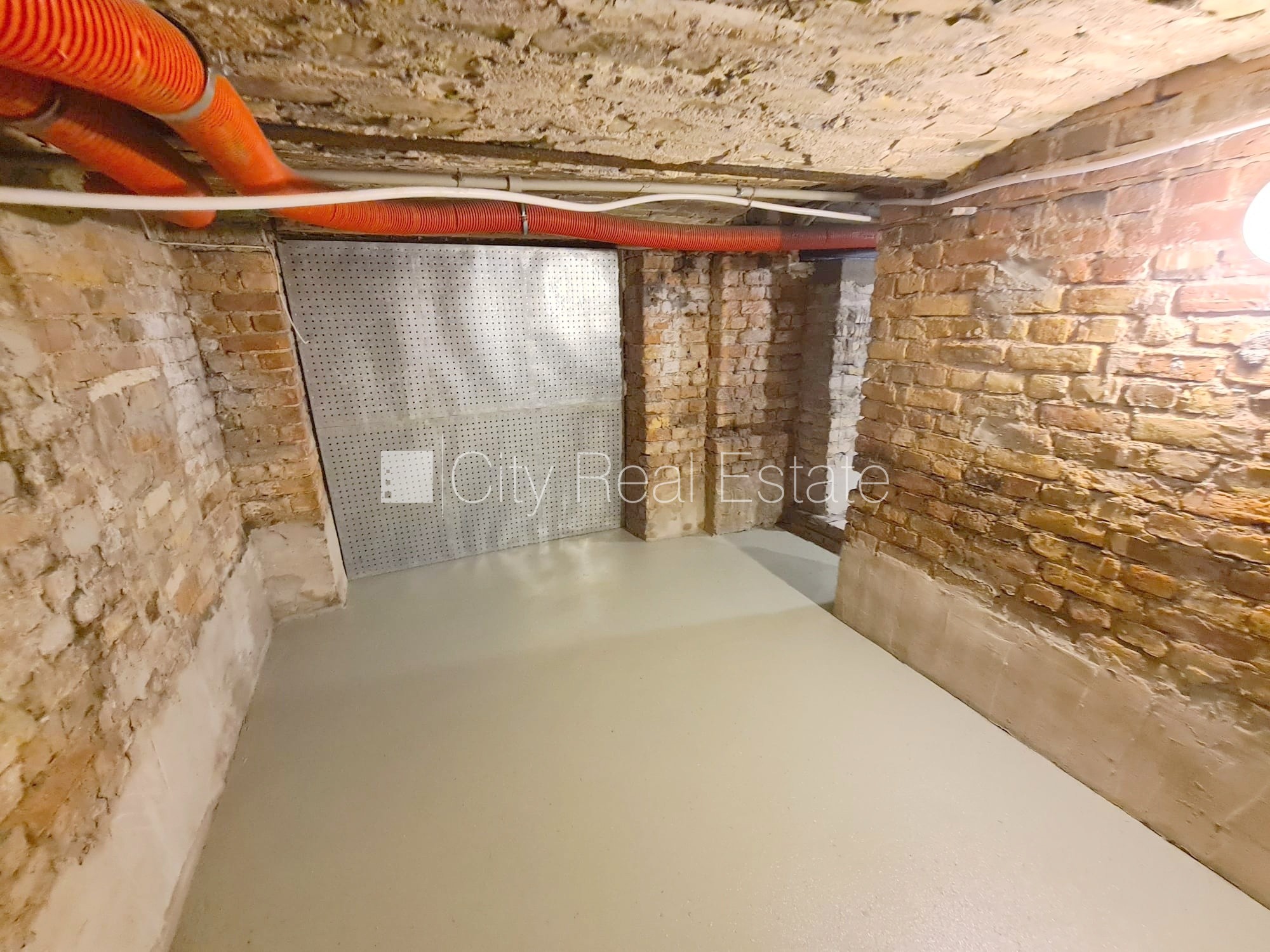 Объявление. Здание во дворе, реновированный дом, закрытый двор, возможность аренды парковки, охраняемая Цена: 300 EUR/мес. Foto #17