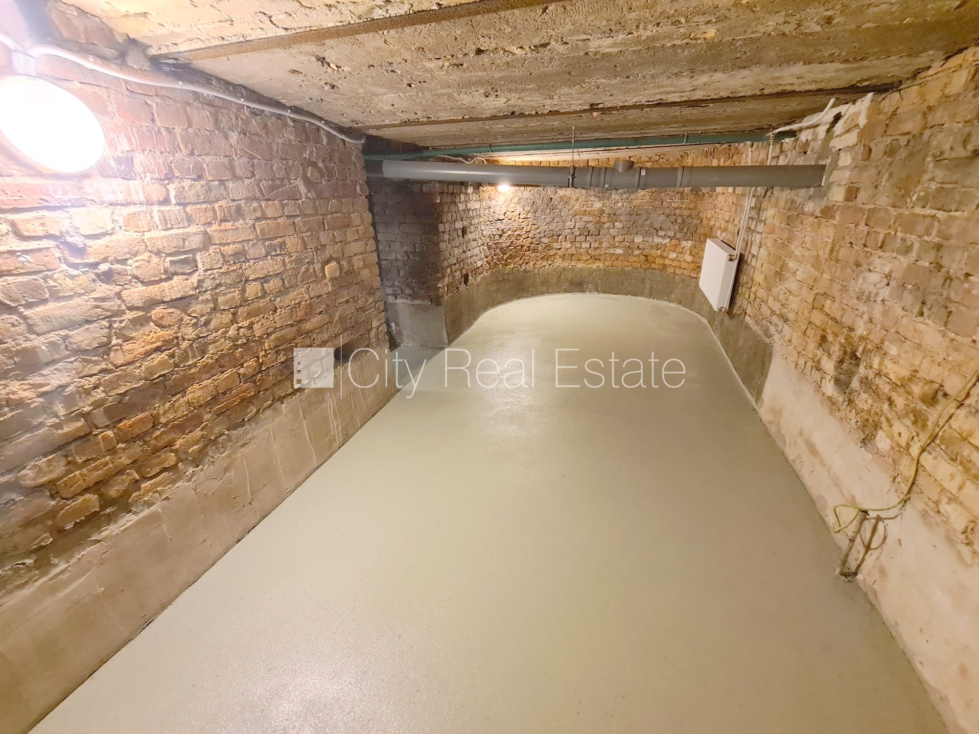 Объявление. Здание во дворе, реновированный дом, закрытый двор, возможность аренды парковки, охраняемая Цена: 300 EUR/мес. Foto #18