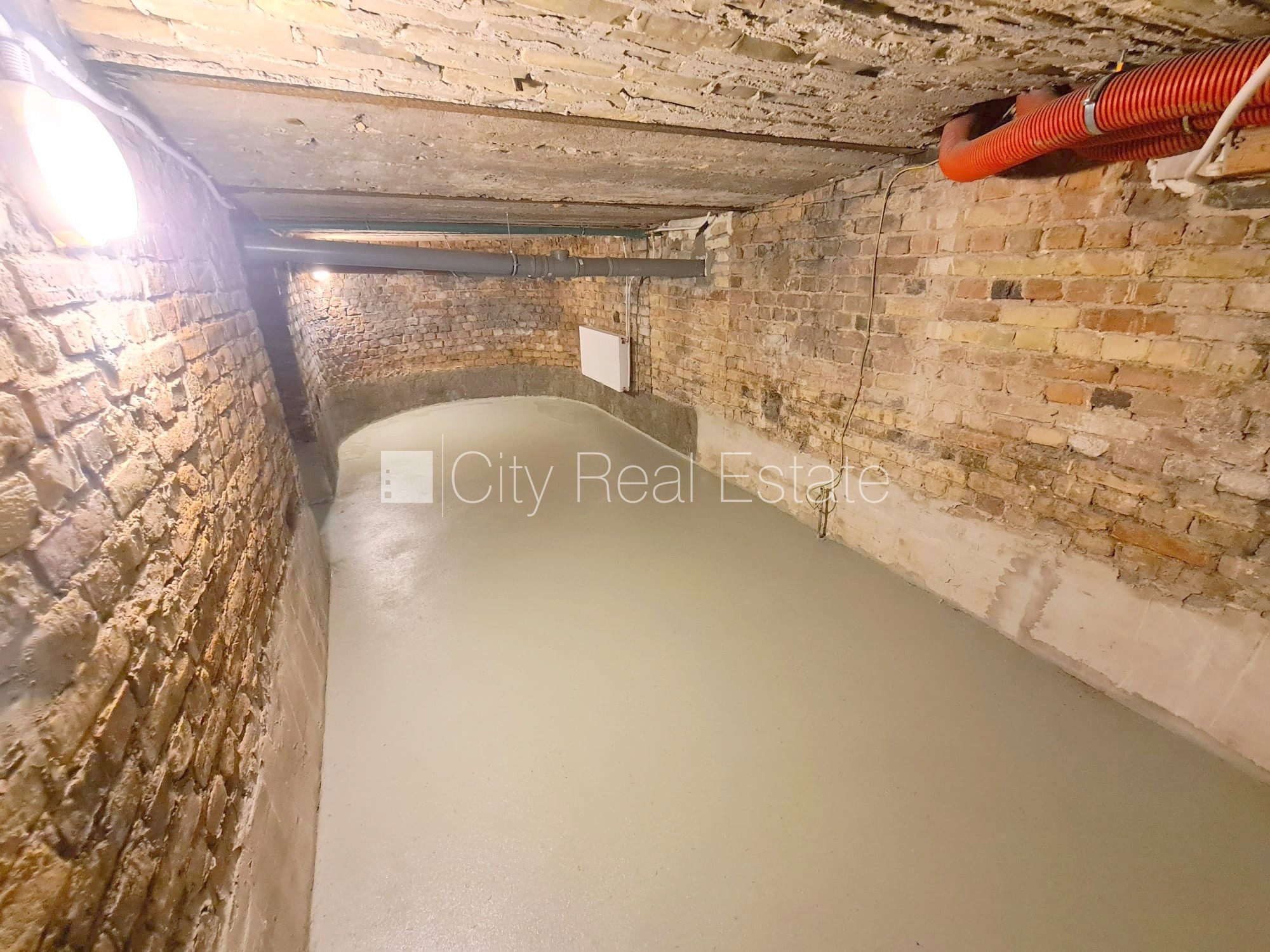 Объявление. Здание во дворе, реновированный дом, закрытый двор, возможность аренды парковки, охраняемая Цена: 300 EUR/мес. Foto #7