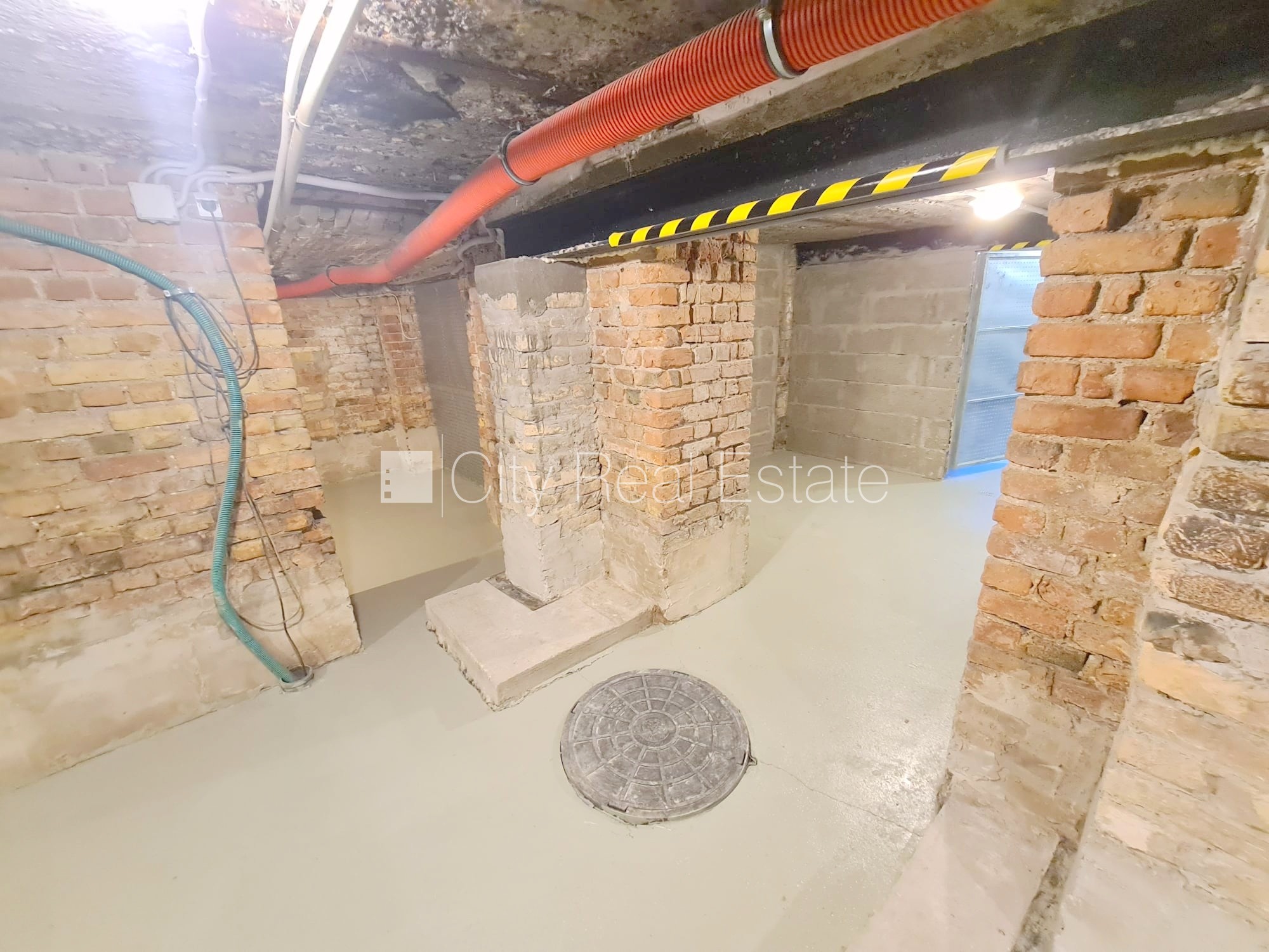 Объявление. Здание во дворе, реновированный дом, закрытый двор, возможность аренды парковки, охраняемая Цена: 300 EUR/мес. Foto #8