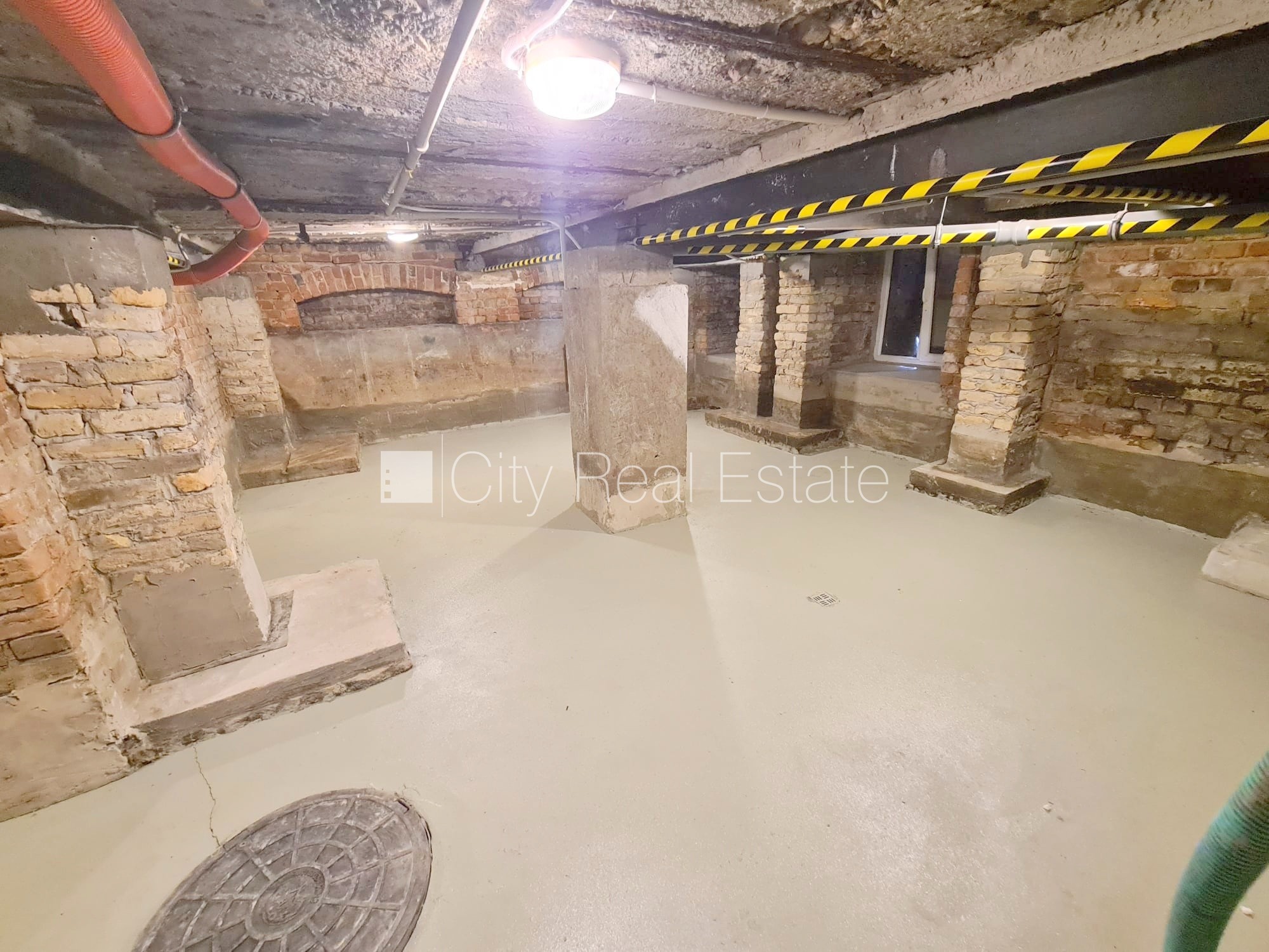 Объявление. Здание во дворе, реновированный дом, закрытый двор, возможность аренды парковки, охраняемая Цена: 300 EUR/мес. Foto #11