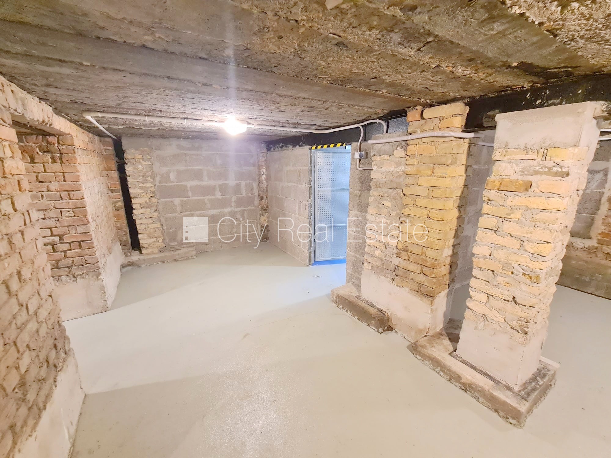 Объявление. Здание во дворе, реновированный дом, закрытый двор, возможность аренды парковки, охраняемая Цена: 300 EUR/мес. Foto #12