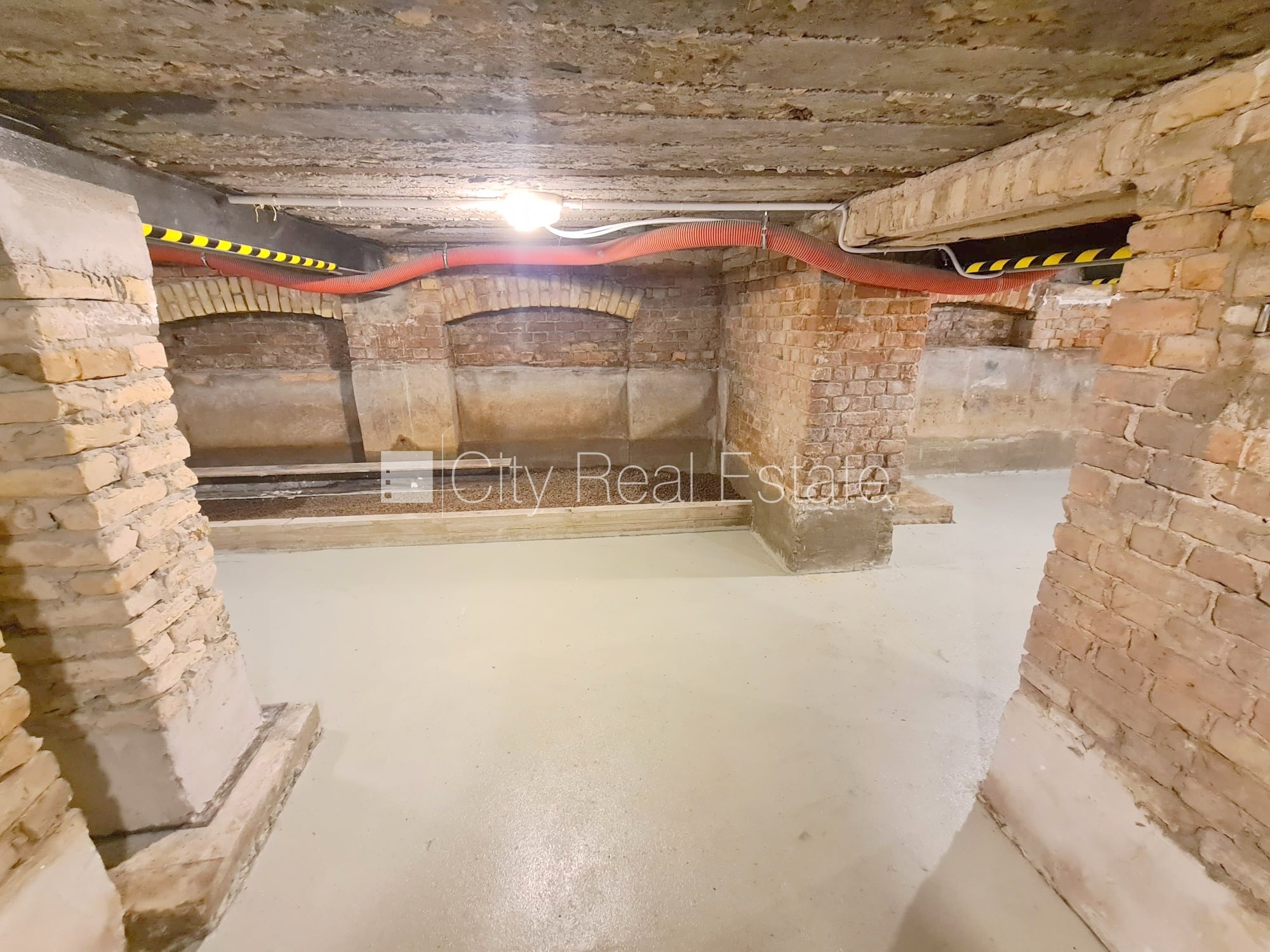 Объявление. Здание во дворе, реновированный дом, закрытый двор, возможность аренды парковки, охраняемая Цена: 300 EUR/мес. Foto #14