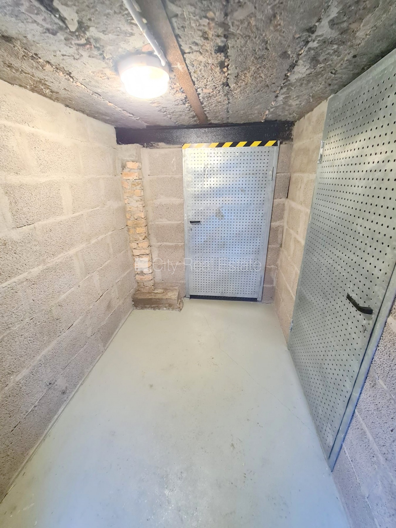 Объявление. Здание во дворе, реновированный дом, закрытый двор, возможность аренды парковки, охраняемая Цена: 300 EUR/мес. Foto #4