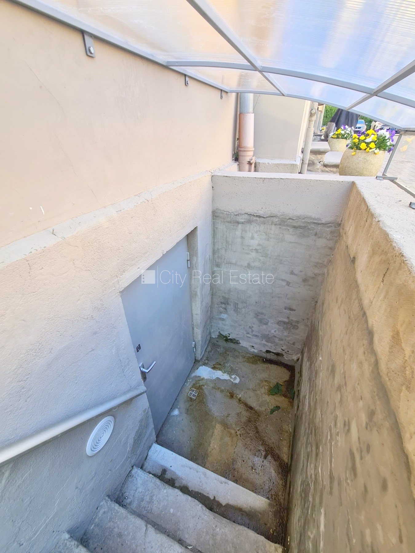 Объявление. Здание во дворе, реновированный дом, закрытый двор, возможность аренды парковки, охраняемая Цена: 300 EUR/мес. Foto #3