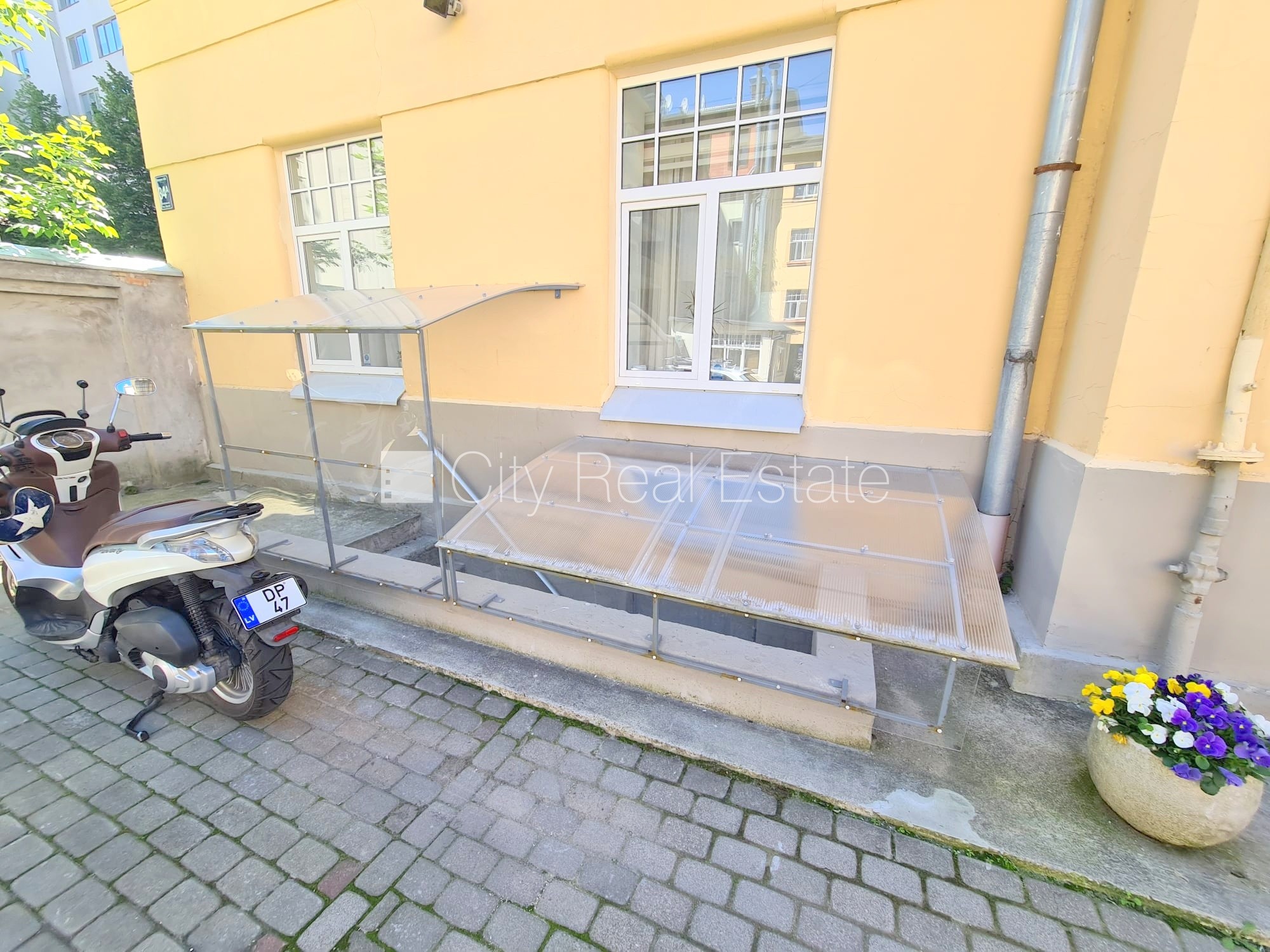 Объявление. Здание во дворе, реновированный дом, закрытый двор, возможность аренды парковки, охраняемая Цена: 300 EUR/мес. Foto #21