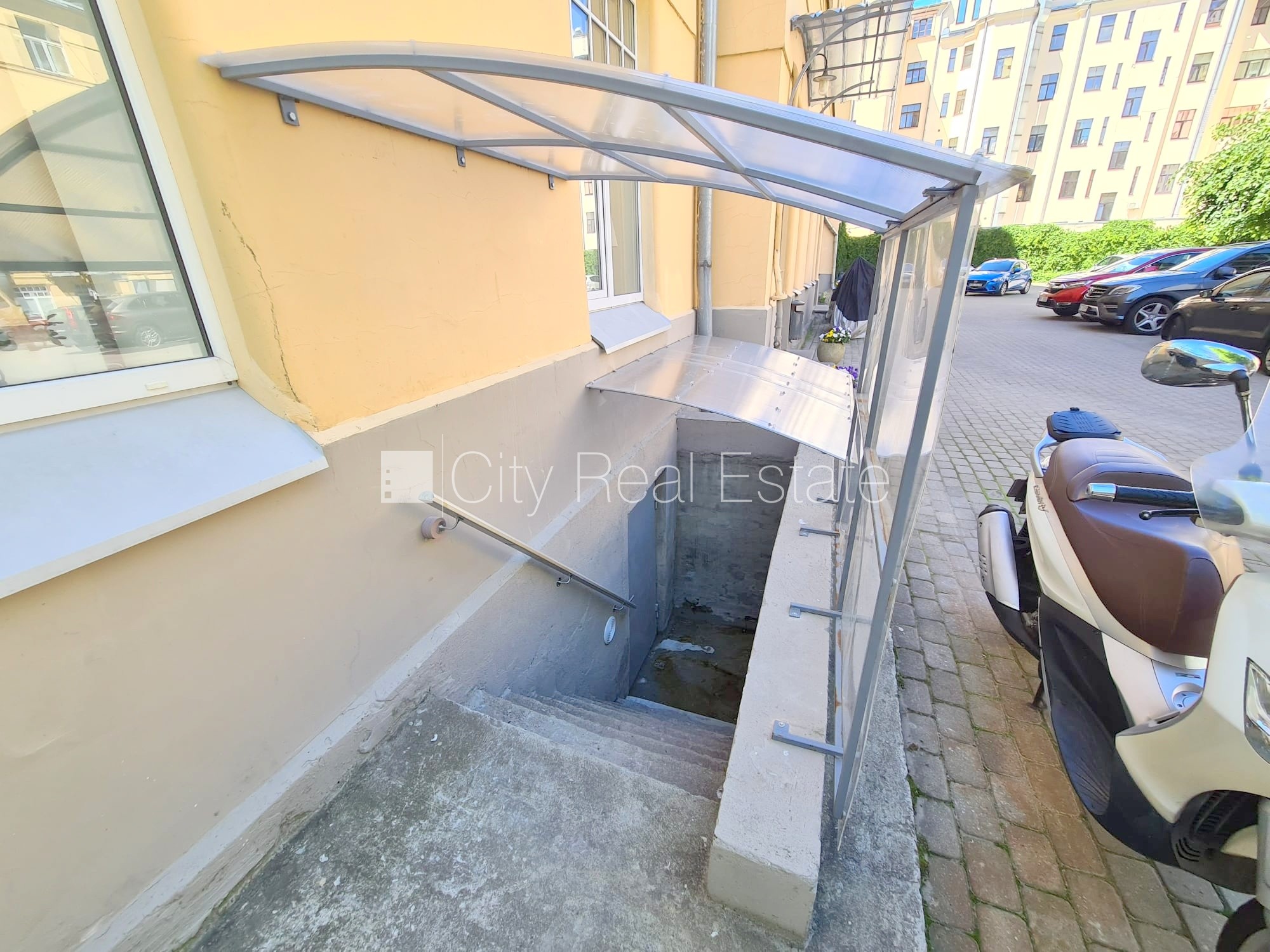 Объявление. Здание во дворе, реновированный дом, закрытый двор, возможность аренды парковки, охраняемая Цена: 300 EUR/мес. Foto #1
