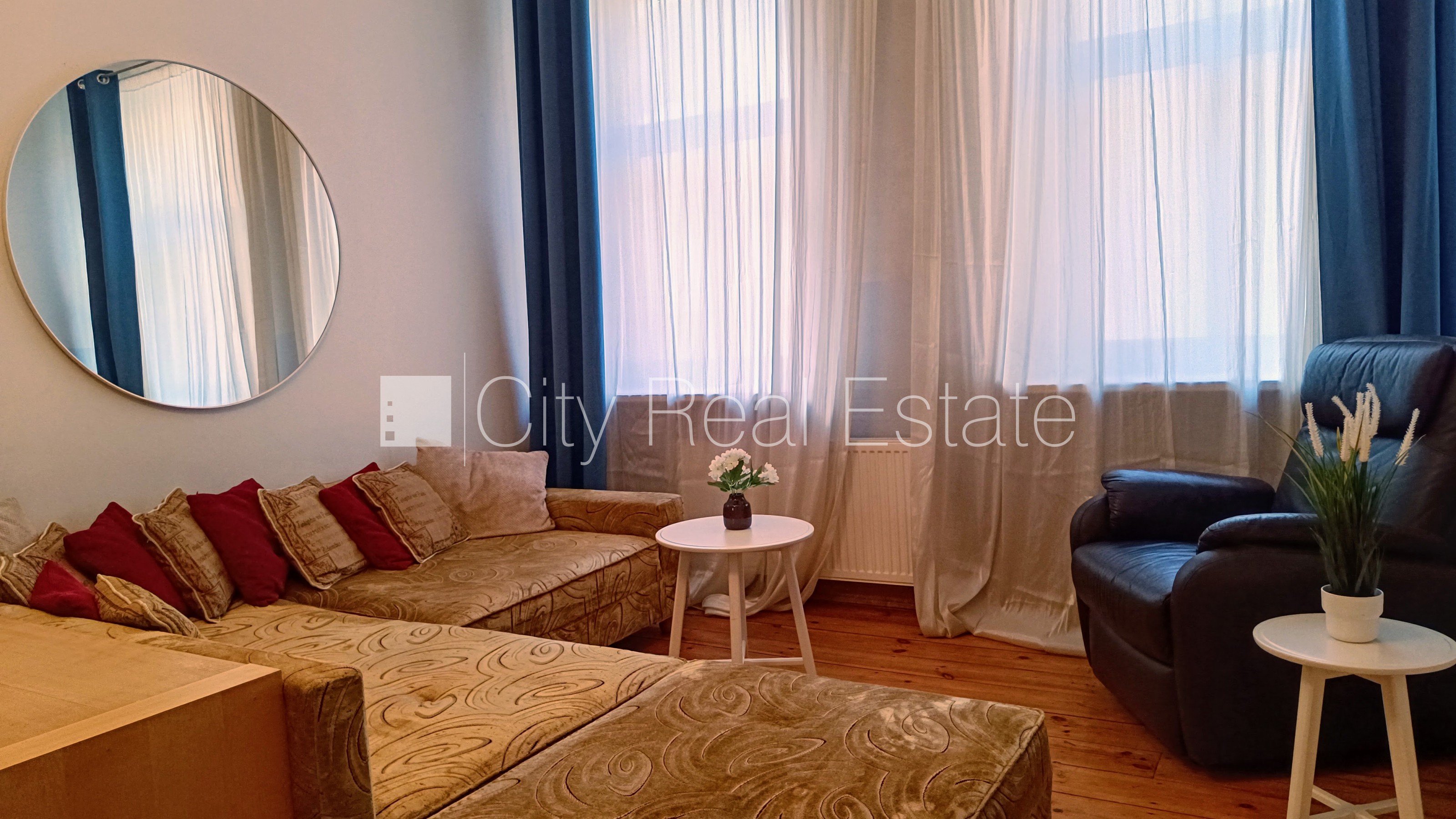 Sludinājumi. Pagalma ēka, renovēta māja, slēgts pagalms, ieeja no pagalma, kāpņu telpa pēc kosmētiskā remonta, Cena: 1000 EUR/mēn Foto #3