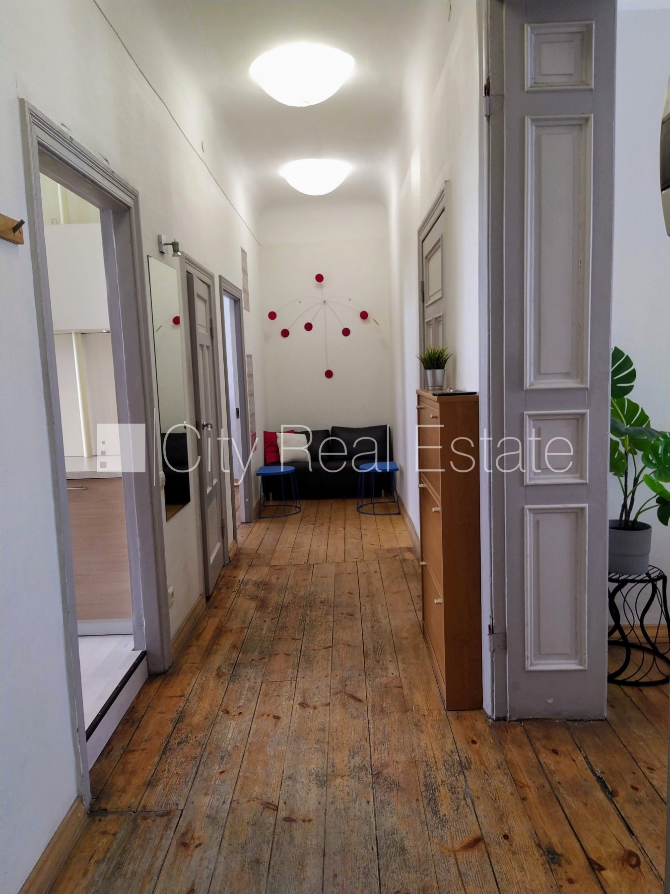 Sludinājumi. Pagalma ēka, renovēta māja, slēgts pagalms, ieeja no pagalma, kāpņu telpa pēc kosmētiskā remonta, Cena: 1000 EUR/mēn Foto #11