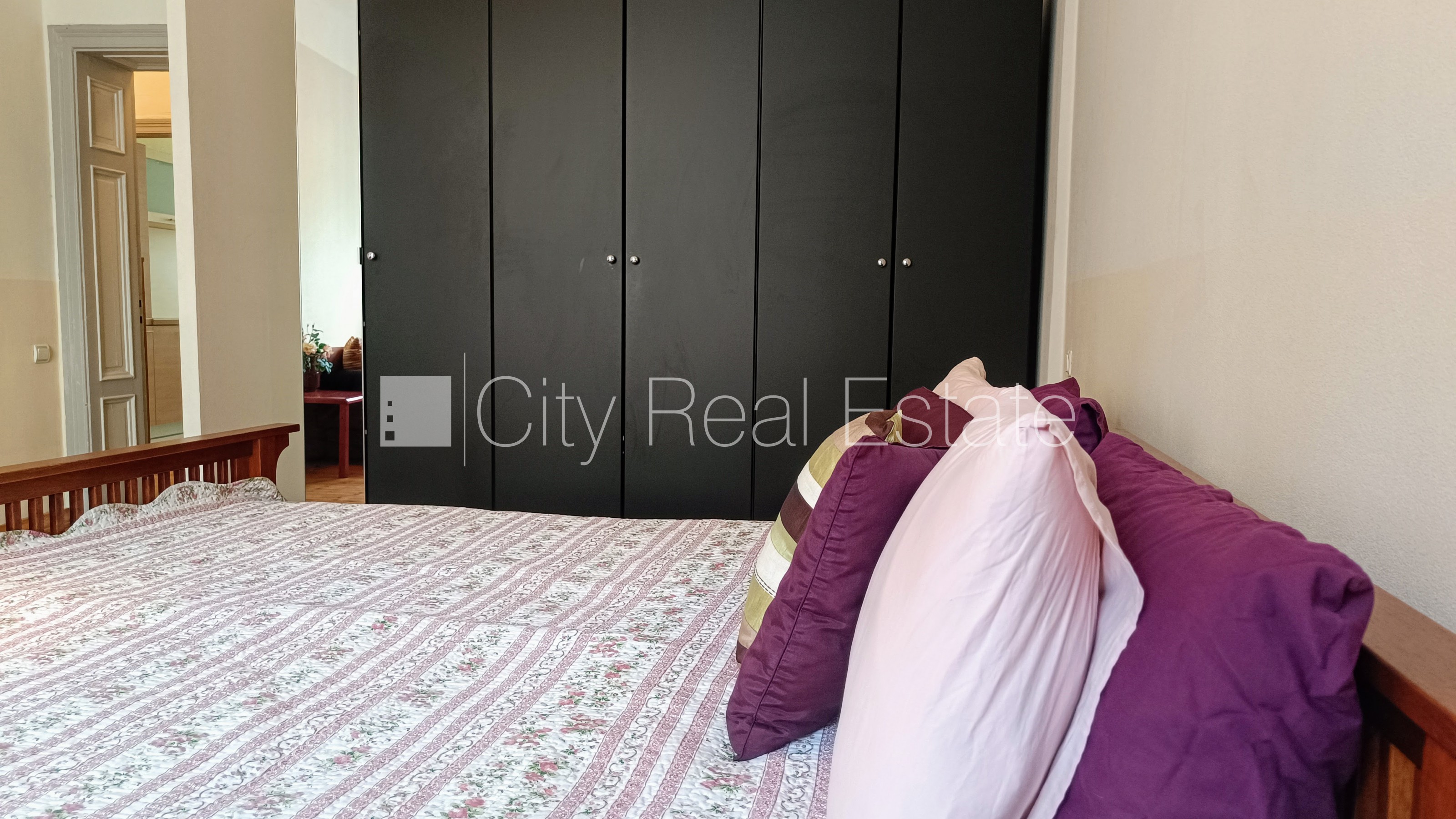 Sludinājumi. Pagalma ēka, renovēta māja, slēgts pagalms, ieeja no pagalma, kāpņu telpa pēc kosmētiskā remonta, Cena: 1000 EUR/mēn Foto #7