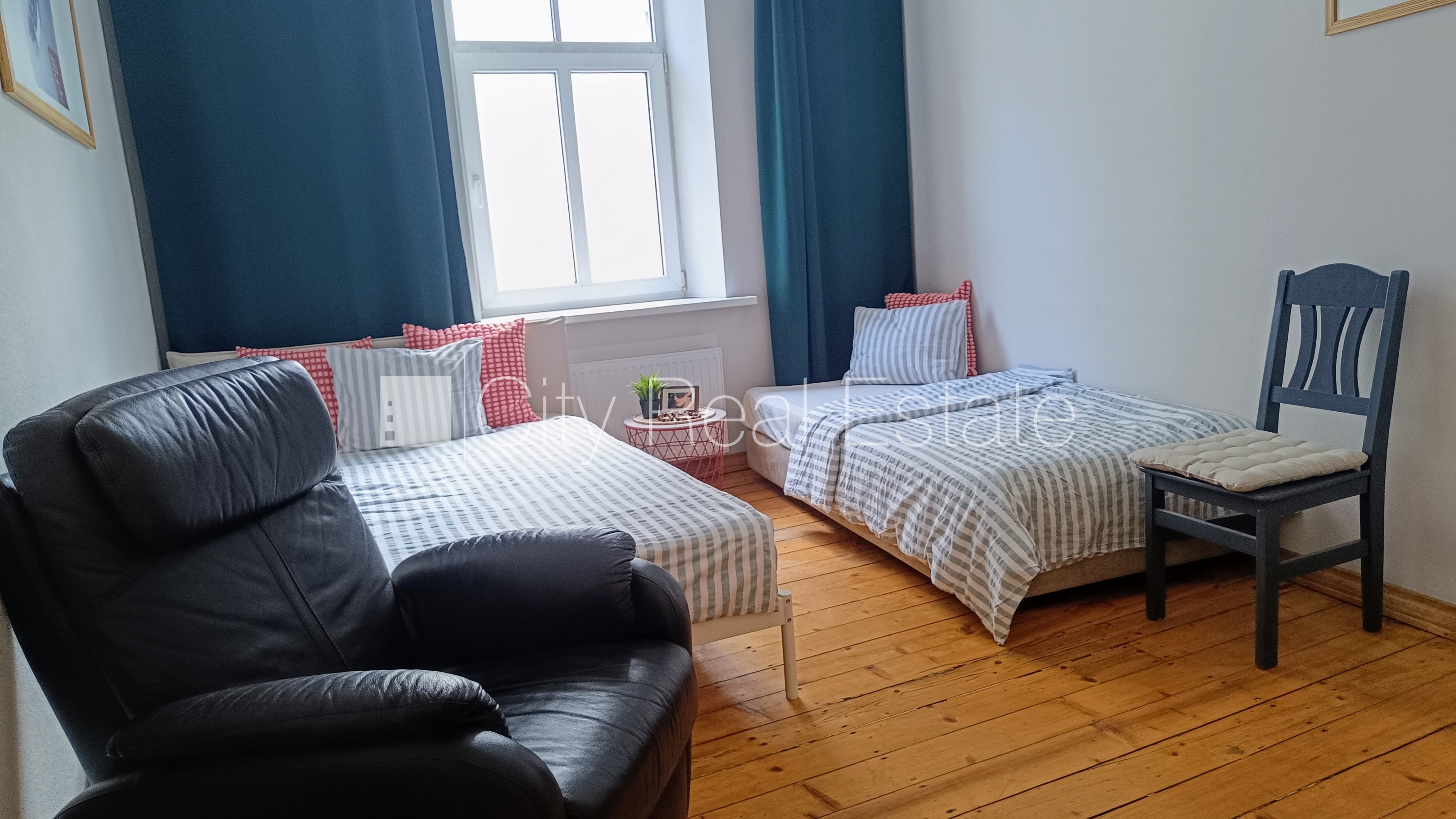 Sludinājumi. Pagalma ēka, renovēta māja, slēgts pagalms, ieeja no pagalma, kāpņu telpa pēc kosmētiskā remonta, Cena: 1000 EUR/mēn Foto #9