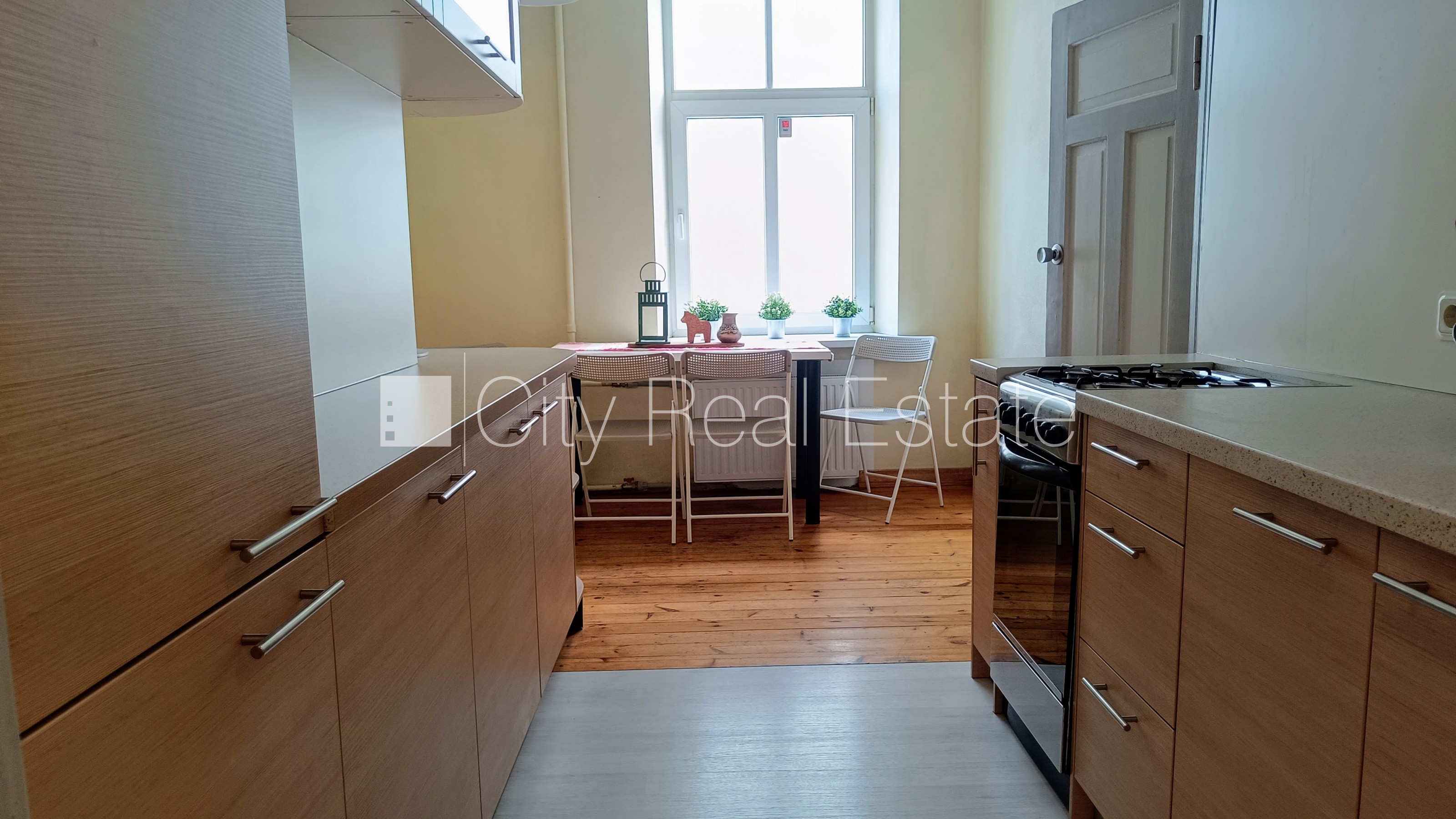 Sludinājumi. Pagalma ēka, renovēta māja, slēgts pagalms, ieeja no pagalma, kāpņu telpa pēc kosmētiskā remonta, Cena: 1000 EUR/mēn Foto #12