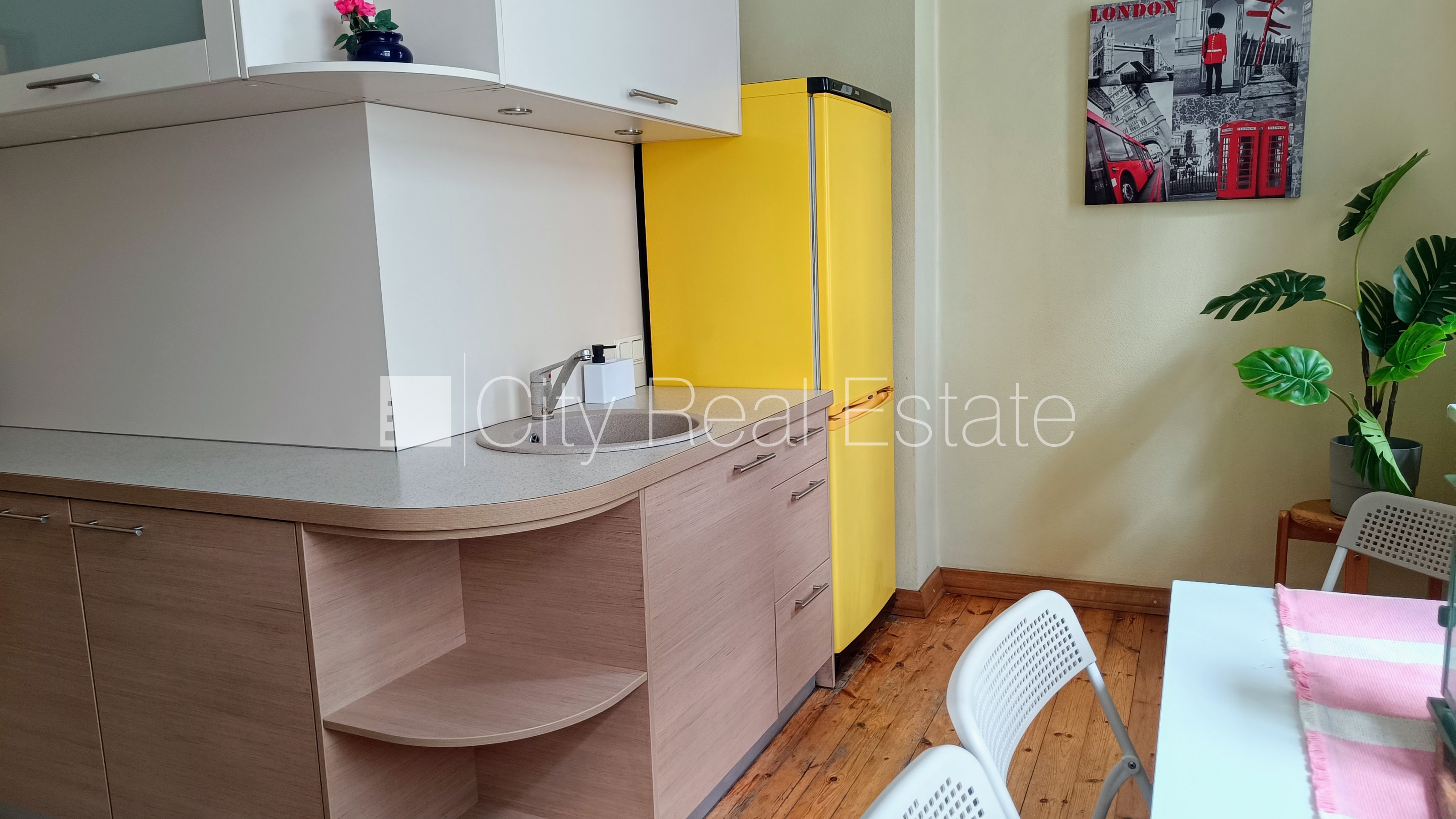 Sludinājumi. Pagalma ēka, renovēta māja, slēgts pagalms, ieeja no pagalma, kāpņu telpa pēc kosmētiskā remonta, Cena: 1000 EUR/mēn Foto #13