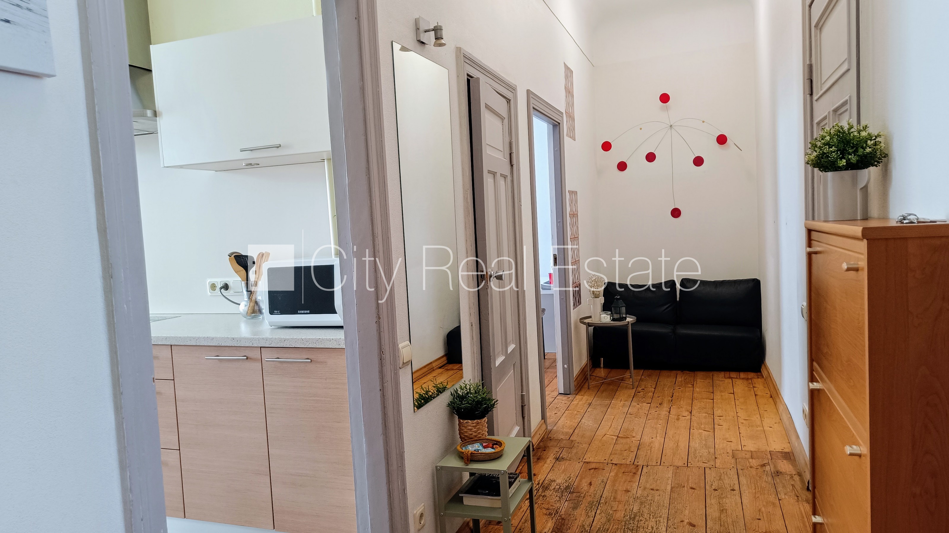 Sludinājumi. Pagalma ēka, renovēta māja, slēgts pagalms, ieeja no pagalma, kāpņu telpa pēc kosmētiskā remonta, Cena: 1000 EUR/mēn Foto #16