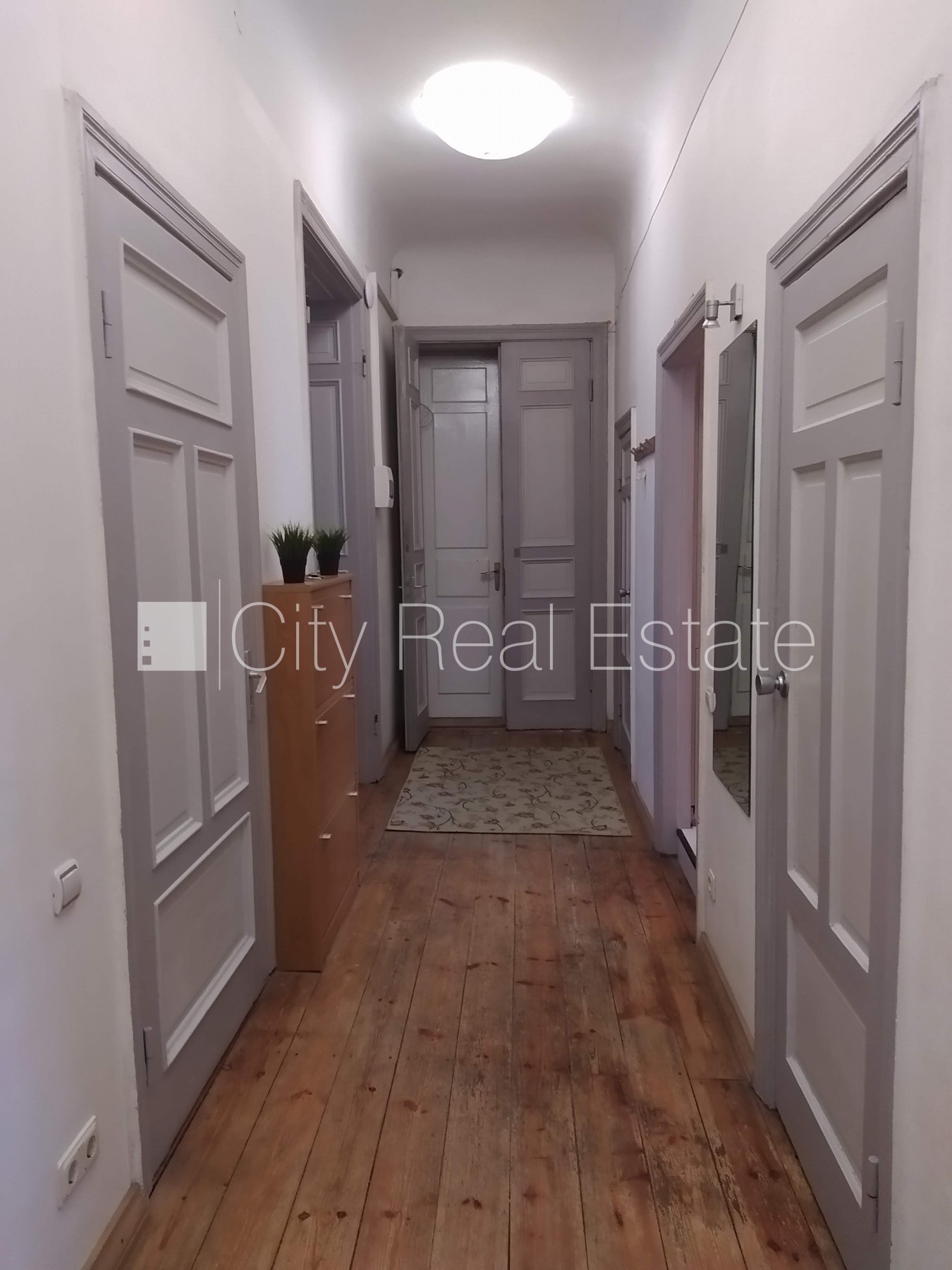 Sludinājumi. Pagalma ēka, renovēta māja, slēgts pagalms, ieeja no pagalma, kāpņu telpa pēc kosmētiskā remonta, Cena: 1000 EUR/mēn Foto #20