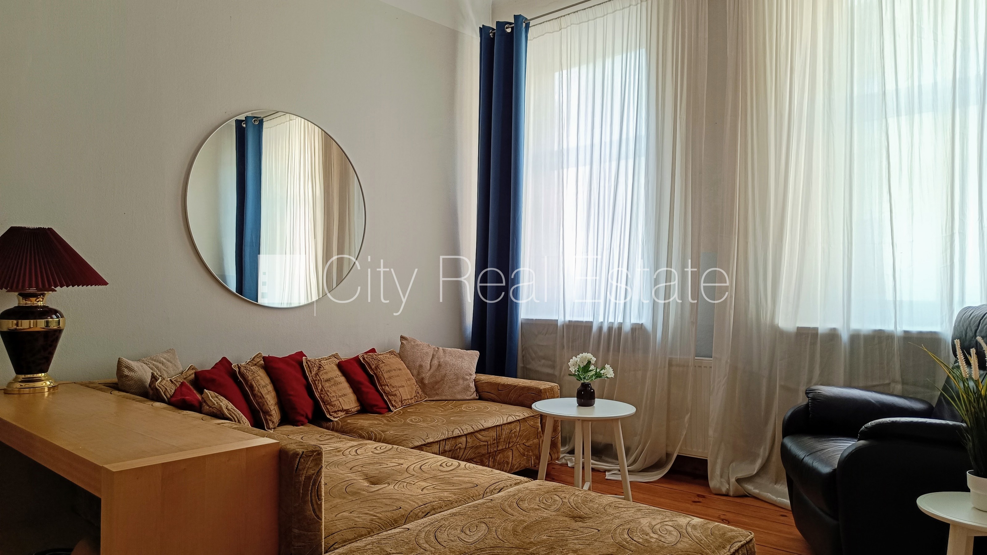 Sludinājumi. Pagalma ēka, renovēta māja, slēgts pagalms, ieeja no pagalma, kāpņu telpa pēc kosmētiskā remonta, Cena: 1000 EUR/mēn Foto #1