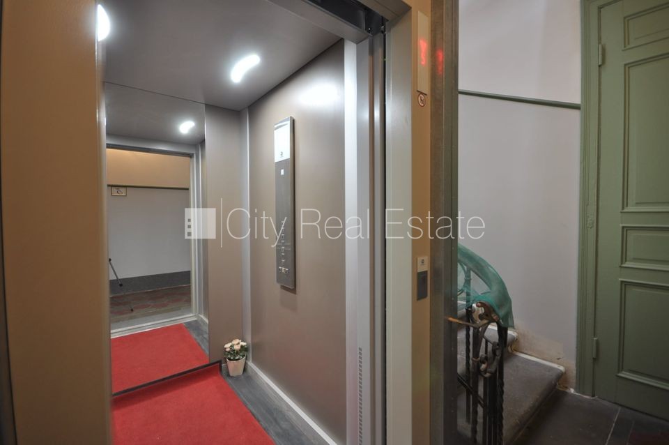 Sludinājumi. Fasādes māja, renovēta māja, ieeja no ielas, ir lifts, kāpņu telpa pēc kosmētiskā remonta, logi Cena: 750 EUR/mēn Foto #15