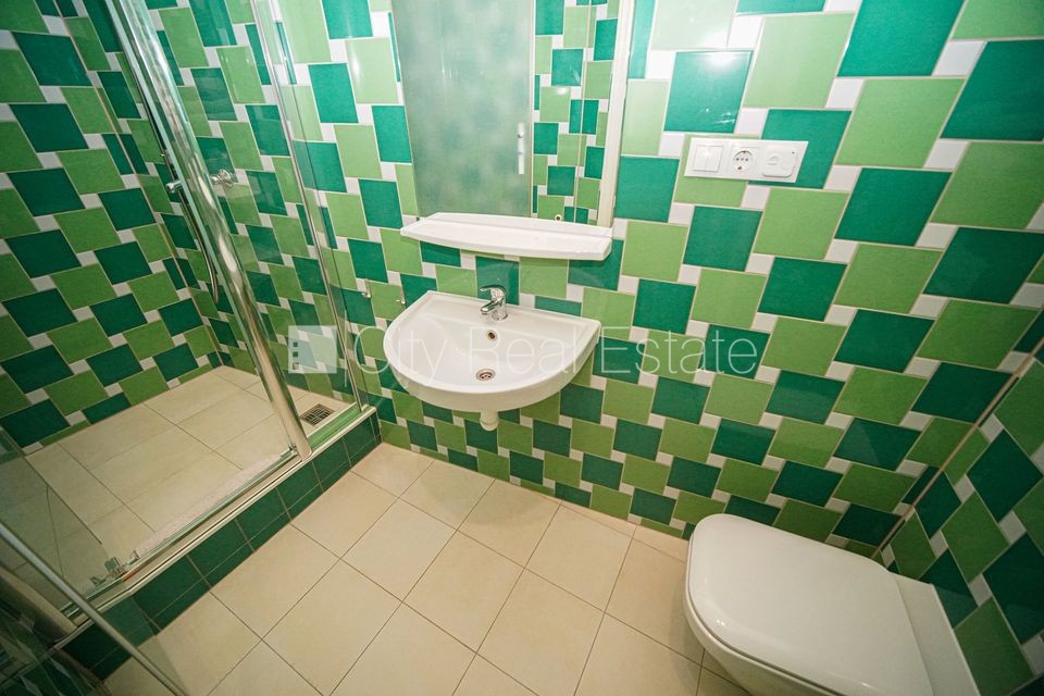 Sludinājumi. Fasādes māja, renovēta māja, ieeja no ielas, ir lifts, kāpņu telpa pēc kosmētiskā remonta, logi Cena: 750 EUR/mēn Foto #10