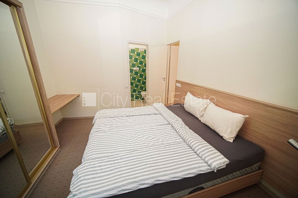 Sludinājumi. Fasādes māja, renovēta māja, ieeja no ielas, ir lifts, kāpņu telpa pēc kosmētiskā remonta, logi Cena: 750 EUR/mēn Foto #9