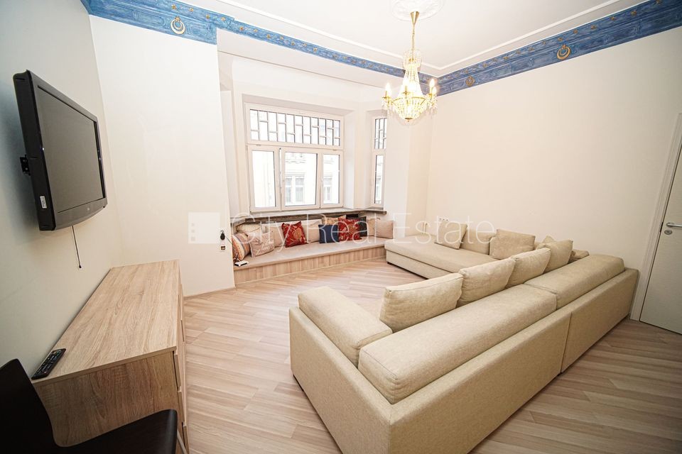 Sludinājumi. Fasādes māja, renovēta māja, ieeja no ielas, ir lifts, kāpņu telpa pēc kosmētiskā remonta, logi Cena: 750 EUR/mēn Foto #2