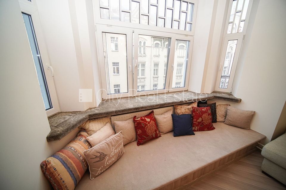 Sludinājumi. Fasādes māja, renovēta māja, ieeja no ielas, ir lifts, kāpņu telpa pēc kosmētiskā remonta, logi Cena: 750 EUR/mēn Foto #3