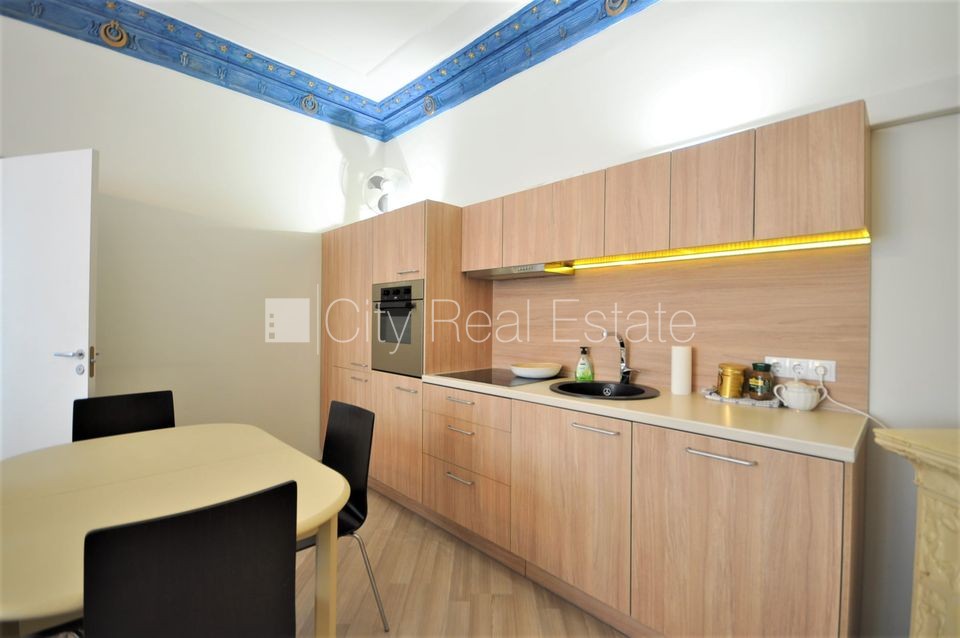 Sludinājumi. Fasādes māja, renovēta māja, ieeja no ielas, ir lifts, kāpņu telpa pēc kosmētiskā remonta, logi Cena: 750 EUR/mēn Foto #5