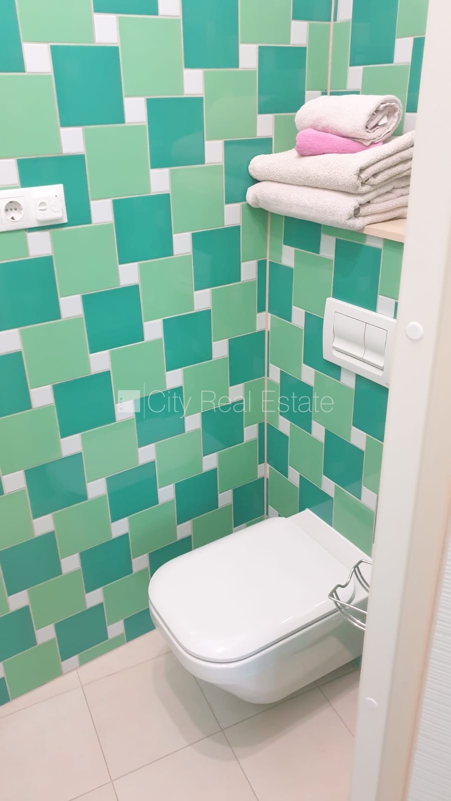 Sludinājumi. Fasādes māja, renovēta māja, ieeja no ielas, ir lifts, kāpņu telpa pēc kosmētiskā remonta, logi Cena: 750 EUR/mēn Foto #12