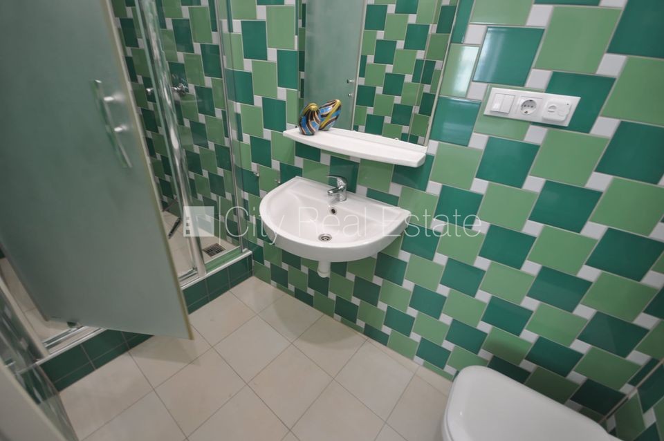 Sludinājumi. Fasādes māja, renovēta māja, ieeja no ielas, ir lifts, kāpņu telpa pēc kosmētiskā remonta, logi Cena: 750 EUR/mēn Foto #11