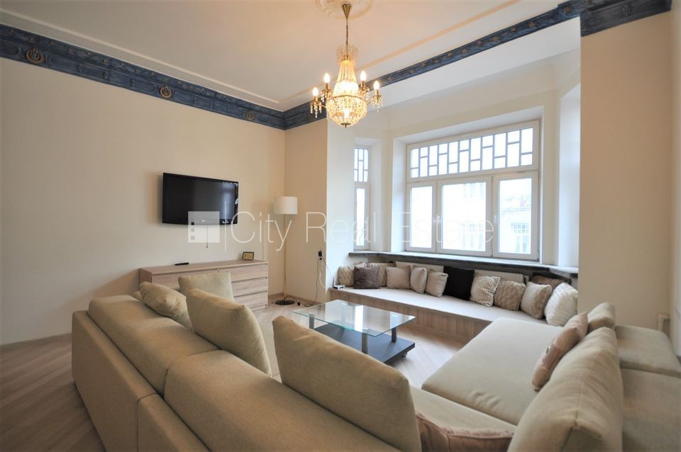 Sludinājumi. Fasādes māja, renovēta māja, ieeja no ielas, ir lifts, kāpņu telpa pēc kosmētiskā remonta, logi Cena: 750 EUR/mēn Foto #4