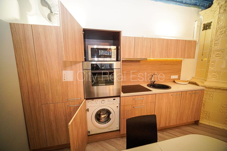 Sludinājumi. Fasādes māja, renovēta māja, ieeja no ielas, ir lifts, kāpņu telpa pēc kosmētiskā remonta, logi Cena: 750 EUR/mēn Foto #6