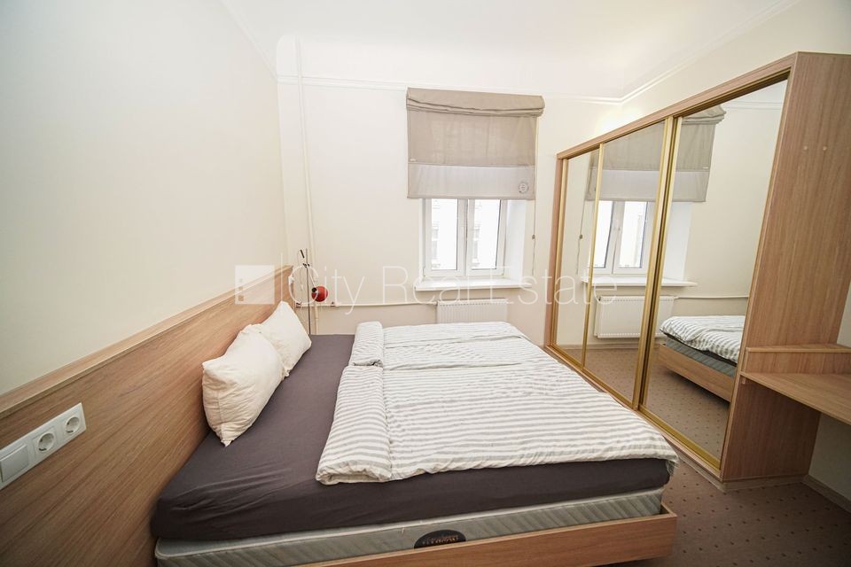 Sludinājumi. Fasādes māja, renovēta māja, ieeja no ielas, ir lifts, kāpņu telpa pēc kosmētiskā remonta, logi Cena: 750 EUR/mēn Foto #8