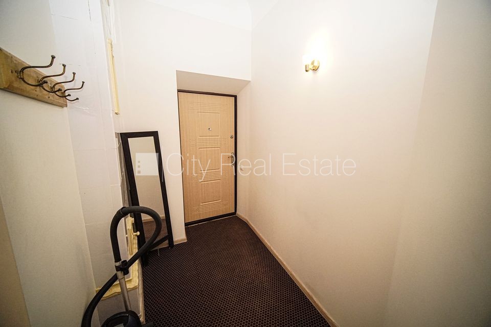 Sludinājumi. Fasādes māja, renovēta māja, ieeja no ielas, ir lifts, kāpņu telpa pēc kosmētiskā remonta, logi Cena: 750 EUR/mēn Foto #13