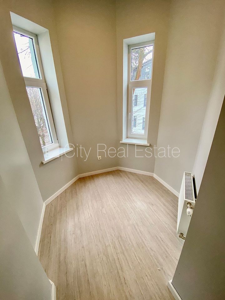 Sludinājumi. Fasādes māja, renovēta māja, ieeja no ielas, kāpņu telpa pēc kapitālā remonta, logi vērsti uz Cena: 340 EUR/mēn Foto #5