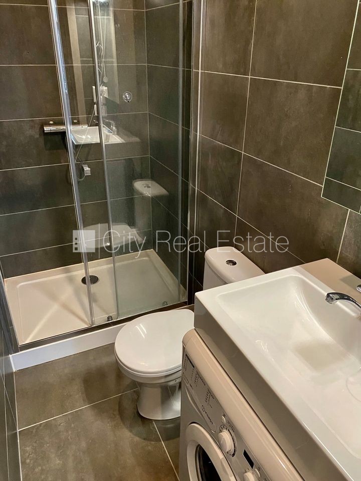 Sludinājumi. Fasādes māja, renovēta māja, ieeja no ielas, kāpņu telpa pēc kapitālā remonta, logi vērsti uz Cena: 340 EUR/mēn Foto #11