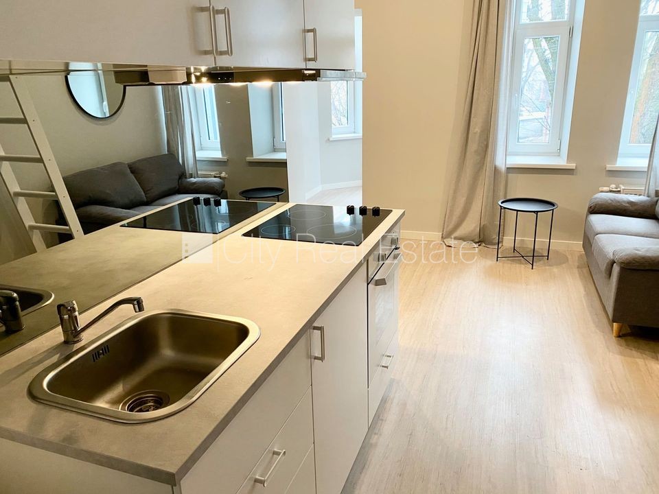 Sludinājumi. Fasādes māja, renovēta māja, ieeja no ielas, kāpņu telpa pēc kapitālā remonta, logi vērsti uz Cena: 340 EUR/mēn Foto #8