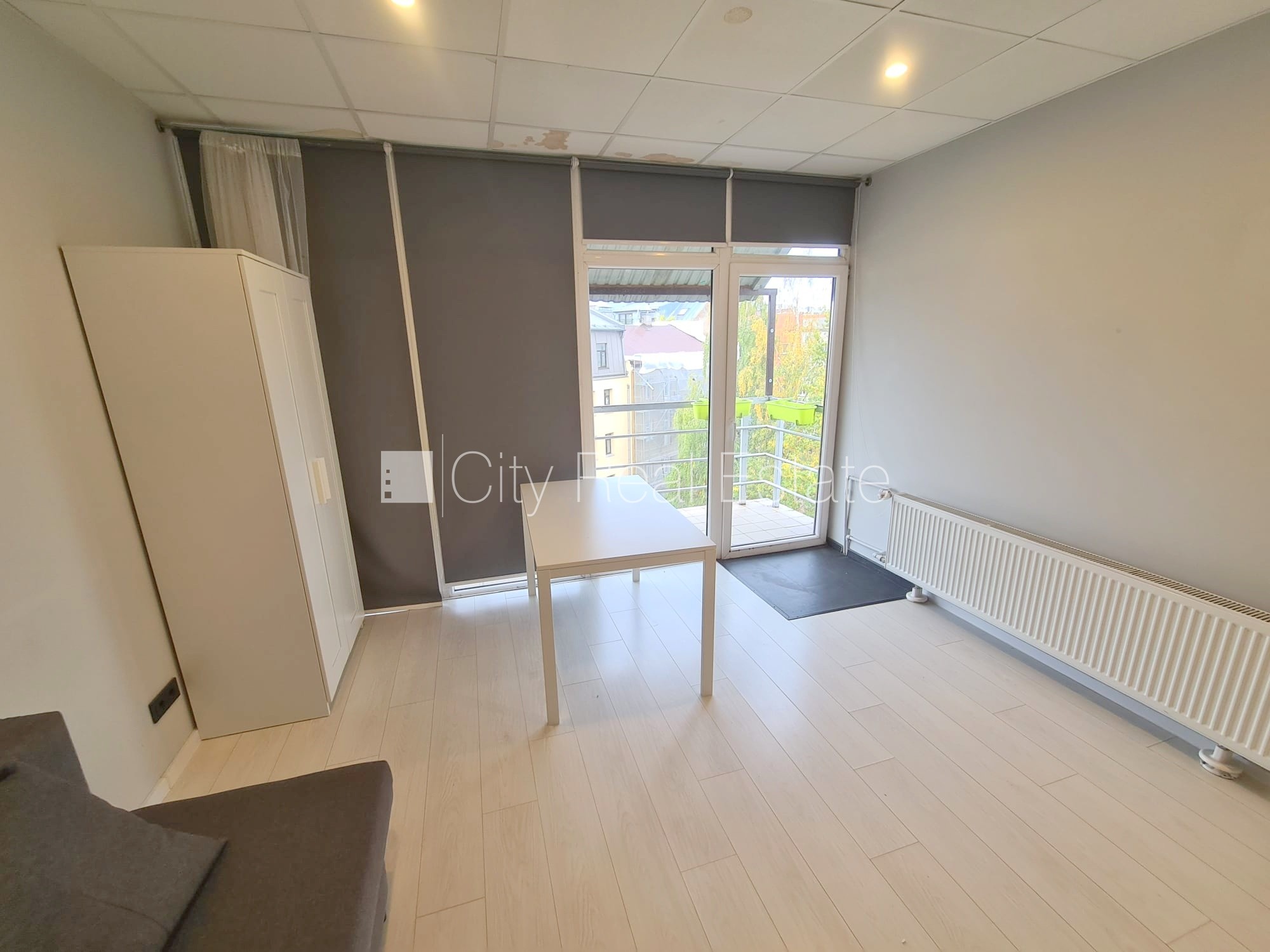 Sludinājumi. Fasādes māja, renovēta māja, ieeja no ielas, ir lifts, kāpņu telpa pēc kapitālā remonta, balkons, Cena: 350 EUR/mēn Foto #4