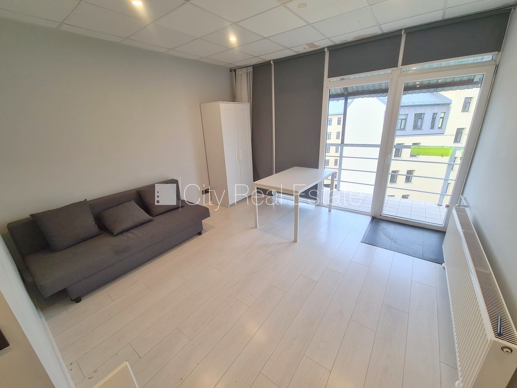 Sludinājumi. Fasādes māja, renovēta māja, ieeja no ielas, ir lifts, kāpņu telpa pēc kapitālā remonta, balkons, Cena: 350 EUR/mēn Foto #1