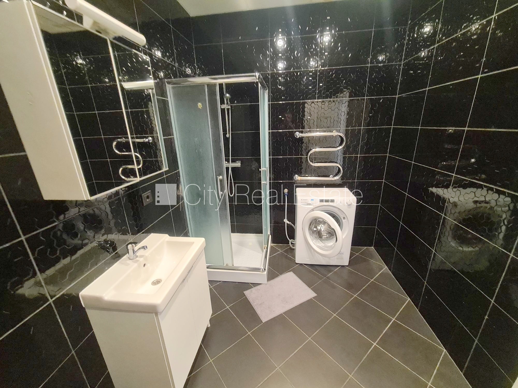 Sludinājumi. Fasādes māja, renovēta māja, ieeja no ielas, ir lifts, kāpņu telpa pēc kapitālā remonta, balkons, Cena: 350 EUR/mēn Foto #14