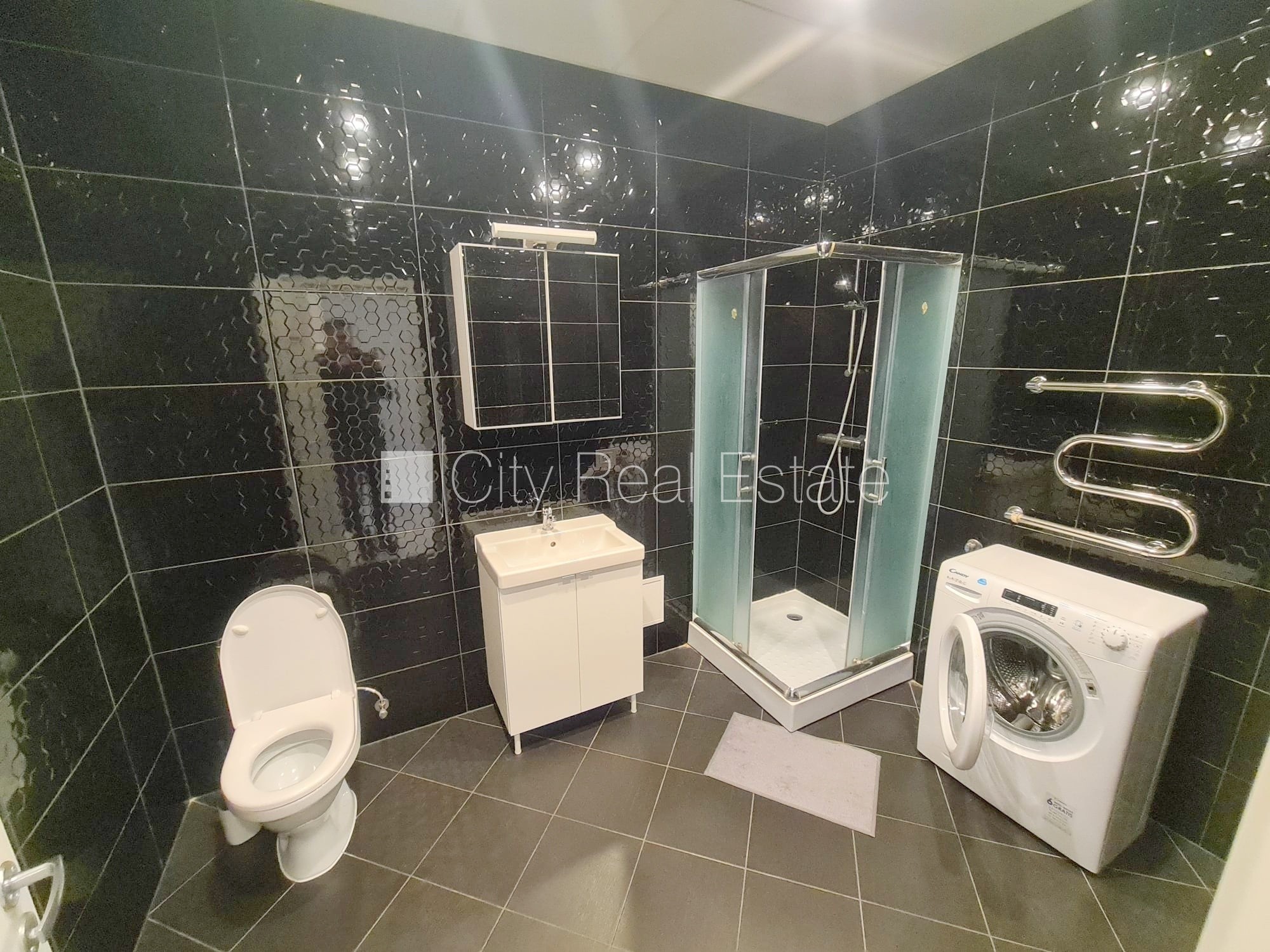 Sludinājumi. Fasādes māja, renovēta māja, ieeja no ielas, ir lifts, kāpņu telpa pēc kapitālā remonta, balkons, Cena: 350 EUR/mēn Foto #15