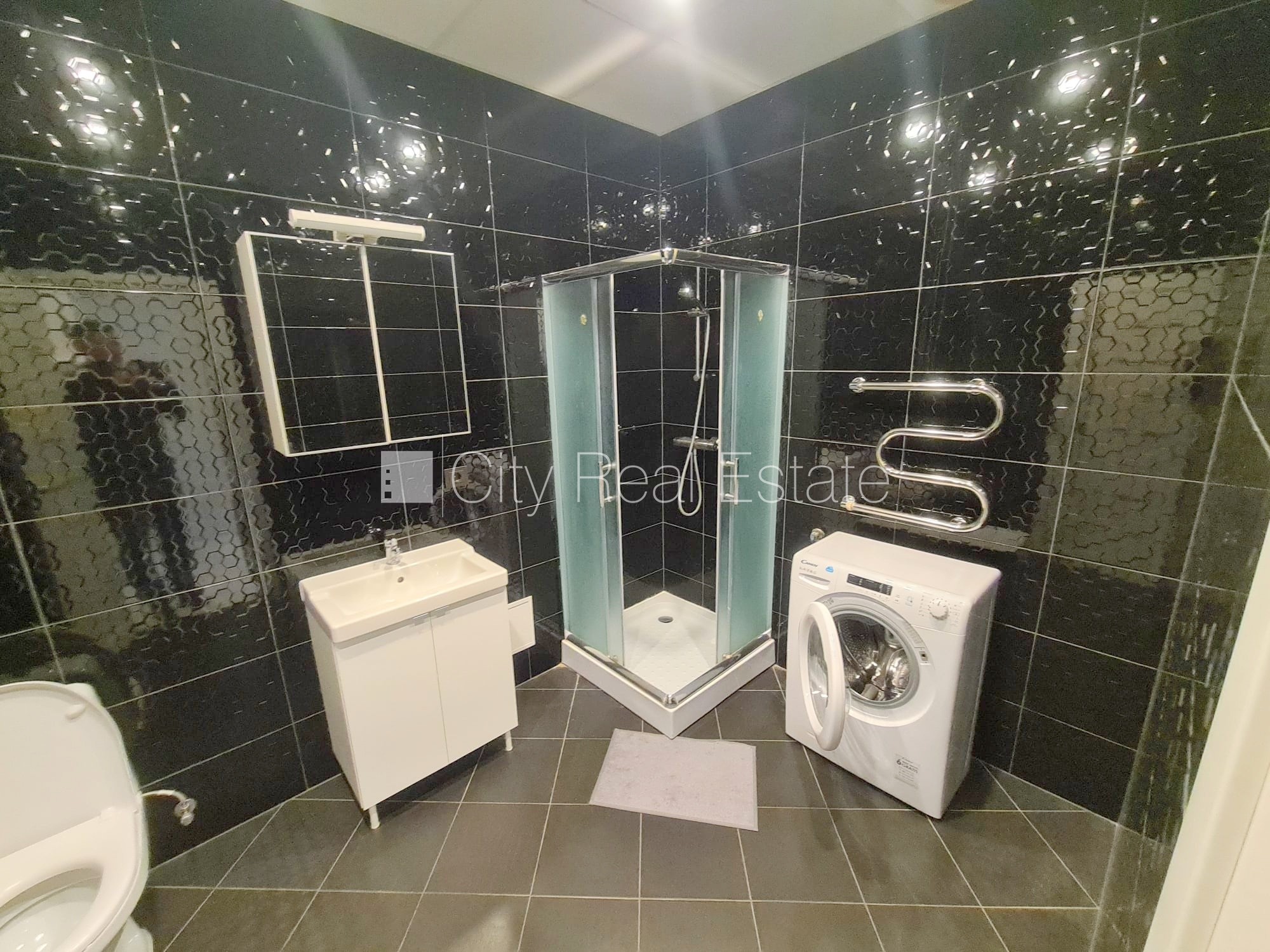 Sludinājumi. Fasādes māja, renovēta māja, ieeja no ielas, ir lifts, kāpņu telpa pēc kapitālā remonta, balkons, Cena: 350 EUR/mēn Foto #13