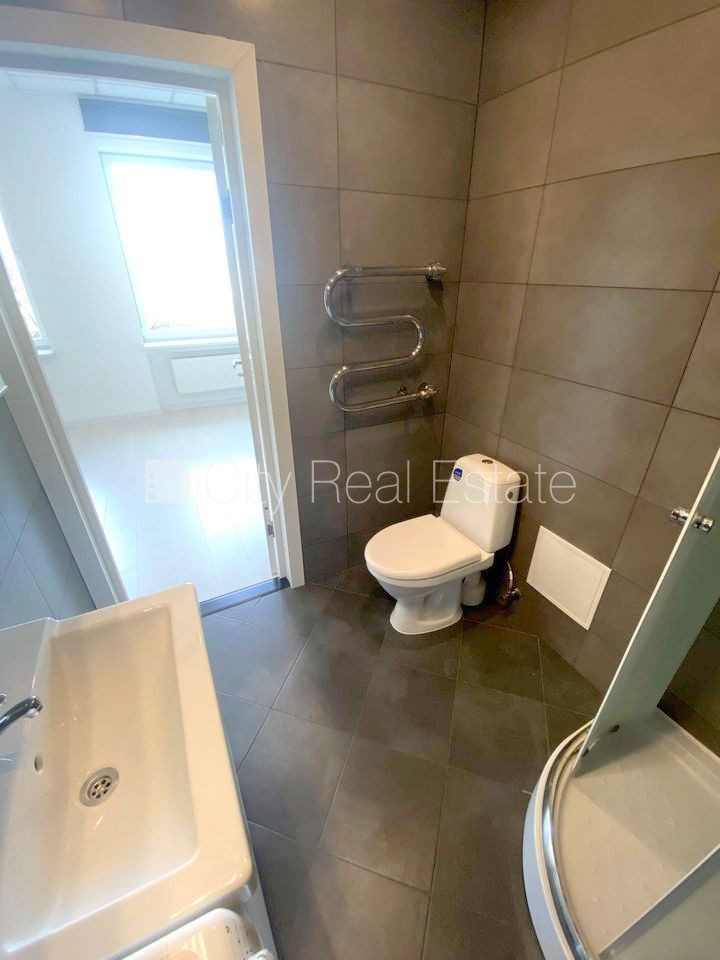 Объявление. Фасадный дом, реновированный дом, вход с улицы, лифт, лестничная клетка после капитального ремонта, Цена: 300 EUR/мес. Foto #13