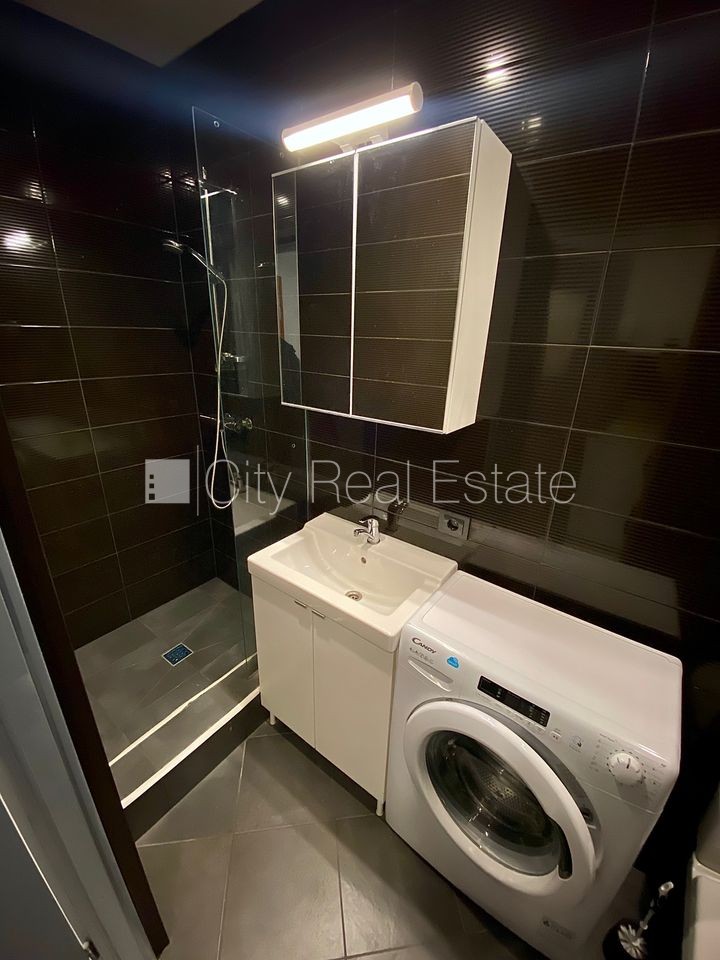 Sludinājumi. Fasādes māja, renovēta māja, ieeja no ielas, ir lifts, kāpņu telpa pēc kapitālā remonta, logi Cena: 310 EUR/mēn Foto #8