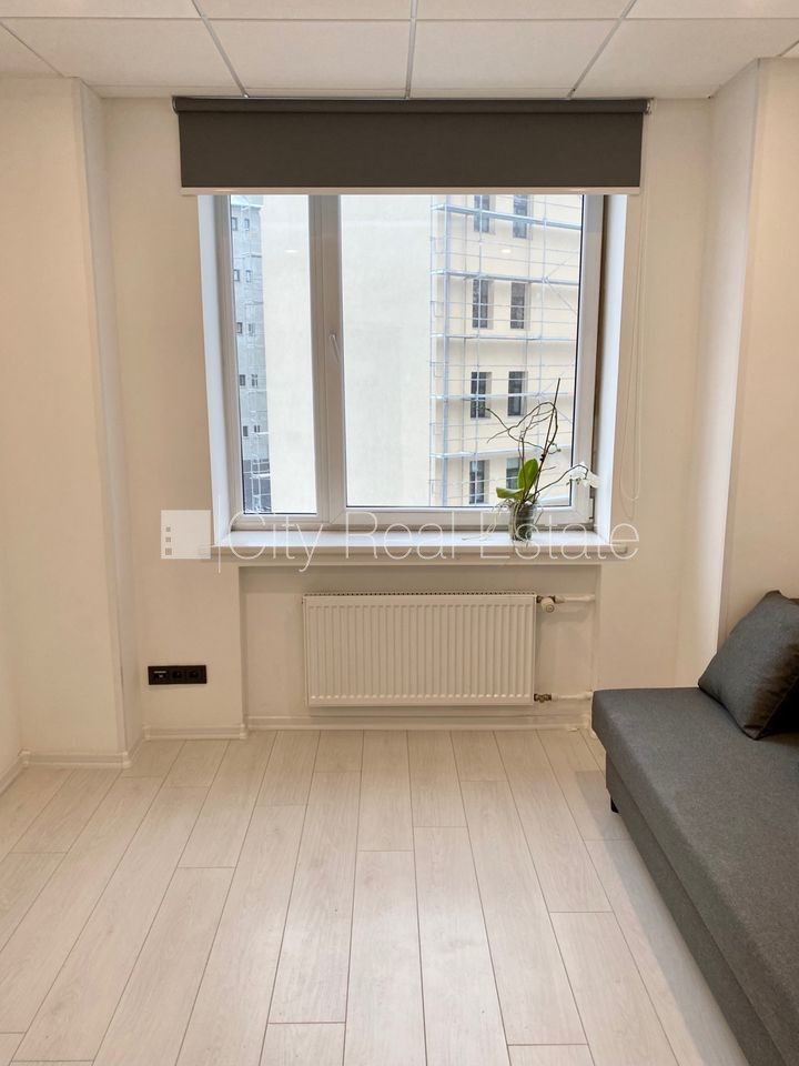 Sludinājumi. Fasādes māja, renovēta māja, ieeja no ielas, ir lifts, kāpņu telpa pēc kapitālā remonta, logi Cena: 310 EUR/mēn Foto #3