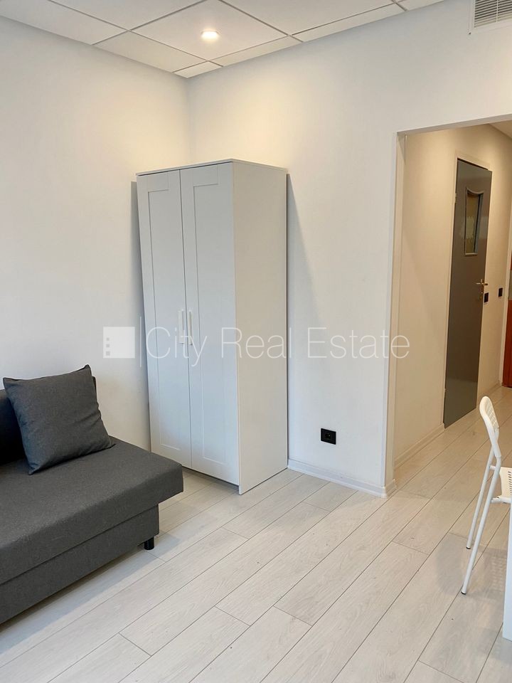 Sludinājumi. Fasādes māja, renovēta māja, ieeja no ielas, ir lifts, kāpņu telpa pēc kapitālā remonta, logi Cena: 310 EUR/mēn Foto #4