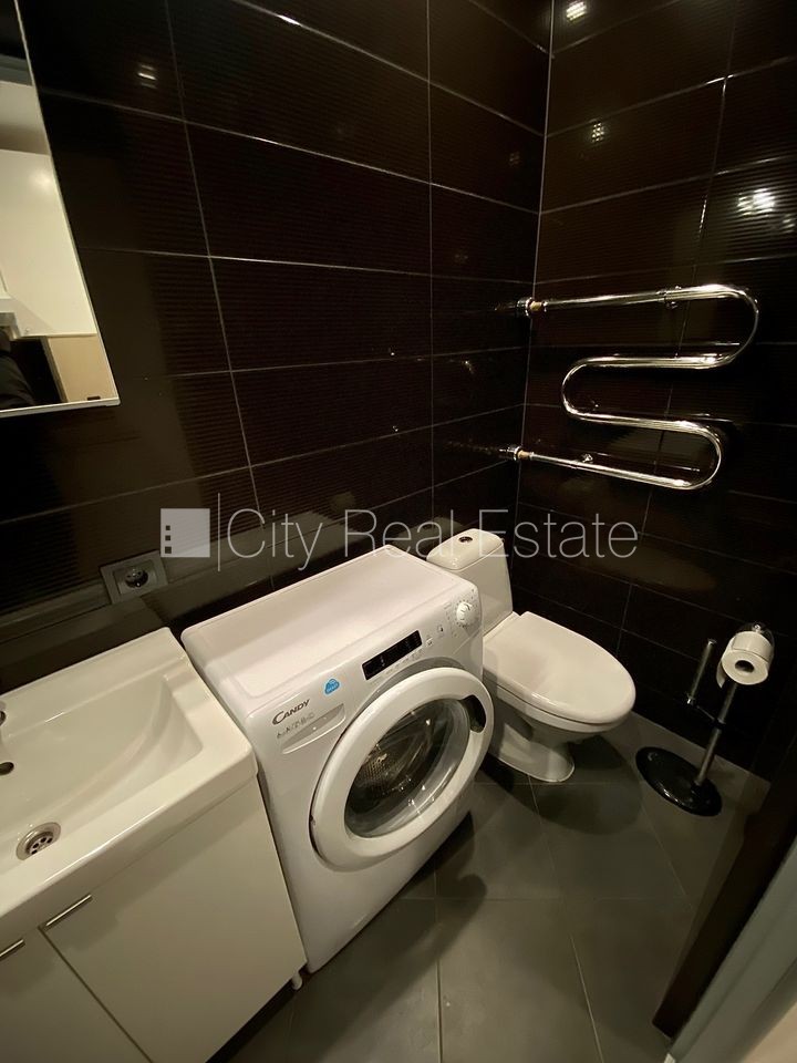 Sludinājumi. Fasādes māja, renovēta māja, ieeja no ielas, ir lifts, kāpņu telpa pēc kapitālā remonta, logi Cena: 310 EUR/mēn Foto #9