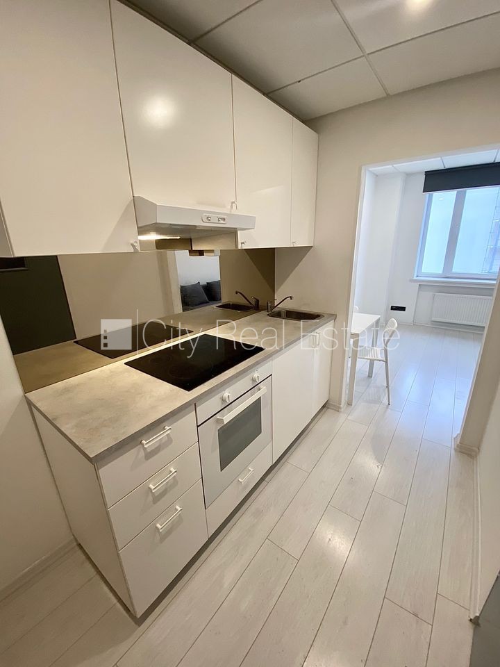 Sludinājumi. Fasādes māja, renovēta māja, ieeja no ielas, ir lifts, kāpņu telpa pēc kapitālā remonta, logi Cena: 310 EUR/mēn Foto #1