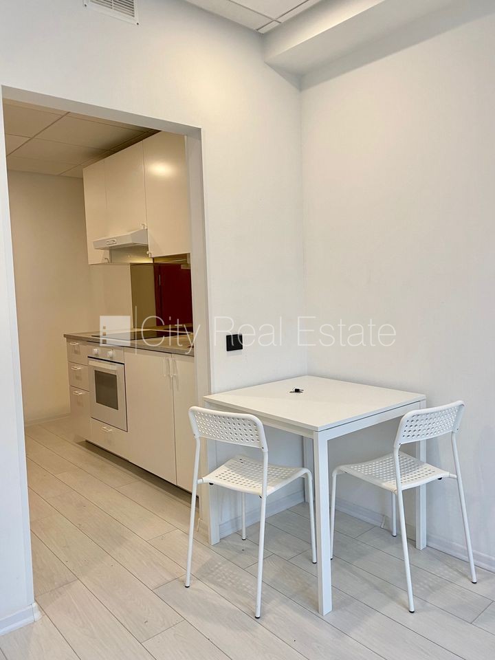 Sludinājumi. Fasādes māja, renovēta māja, ieeja no ielas, ir lifts, kāpņu telpa pēc kapitālā remonta, logi Cena: 310 EUR/mēn Foto #6